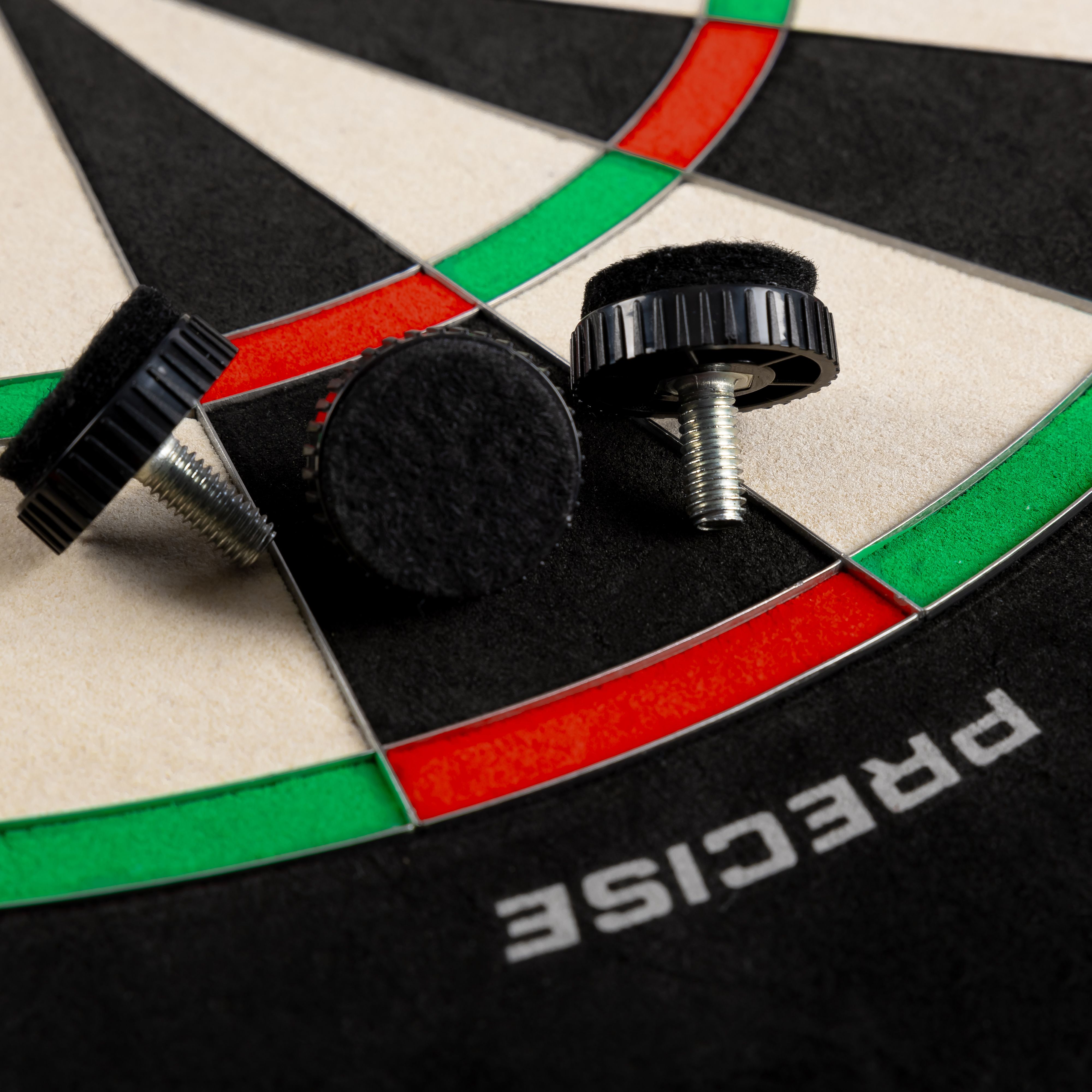 Cible de fléchettes Precise 180 Endorphine Steel avec anneau numéroté - Rose cyber Hier wird das Precise 180 Endorphine Steeldartboard mit Nummernring in Weiß dargestellt. Das Produkt ist speziell für Dartsportler entwickelt worden.