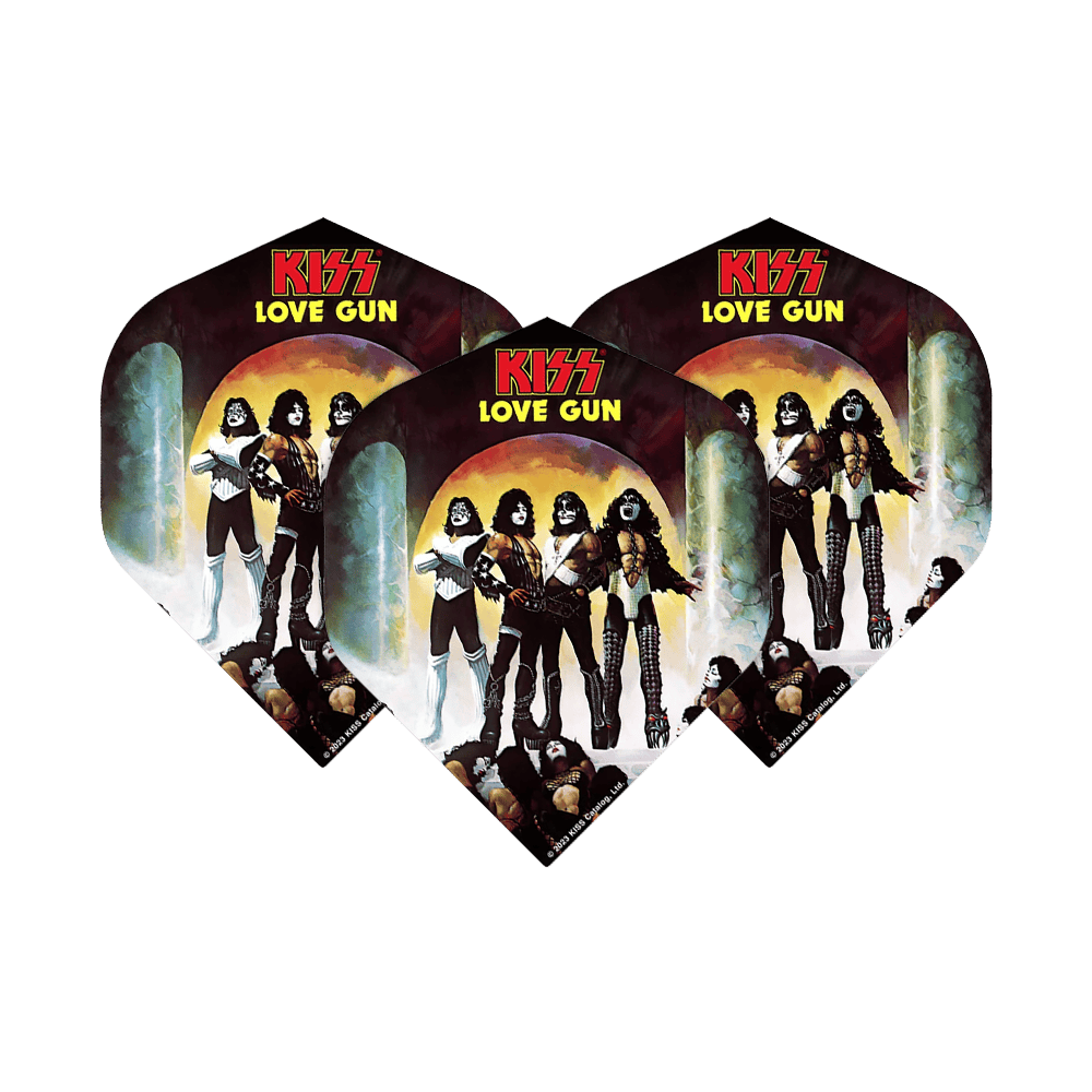 Mission Kiss Love Gun No2 Vols Standard Das Bild zeigt drei Dartflights mit dem Aufdruck "KISS LOVE GUN" und einer Abbildung der Bandmitglieder. Die Flights sind im Design des bekannten Kiss-Albums "Love Gun" gestaltet.