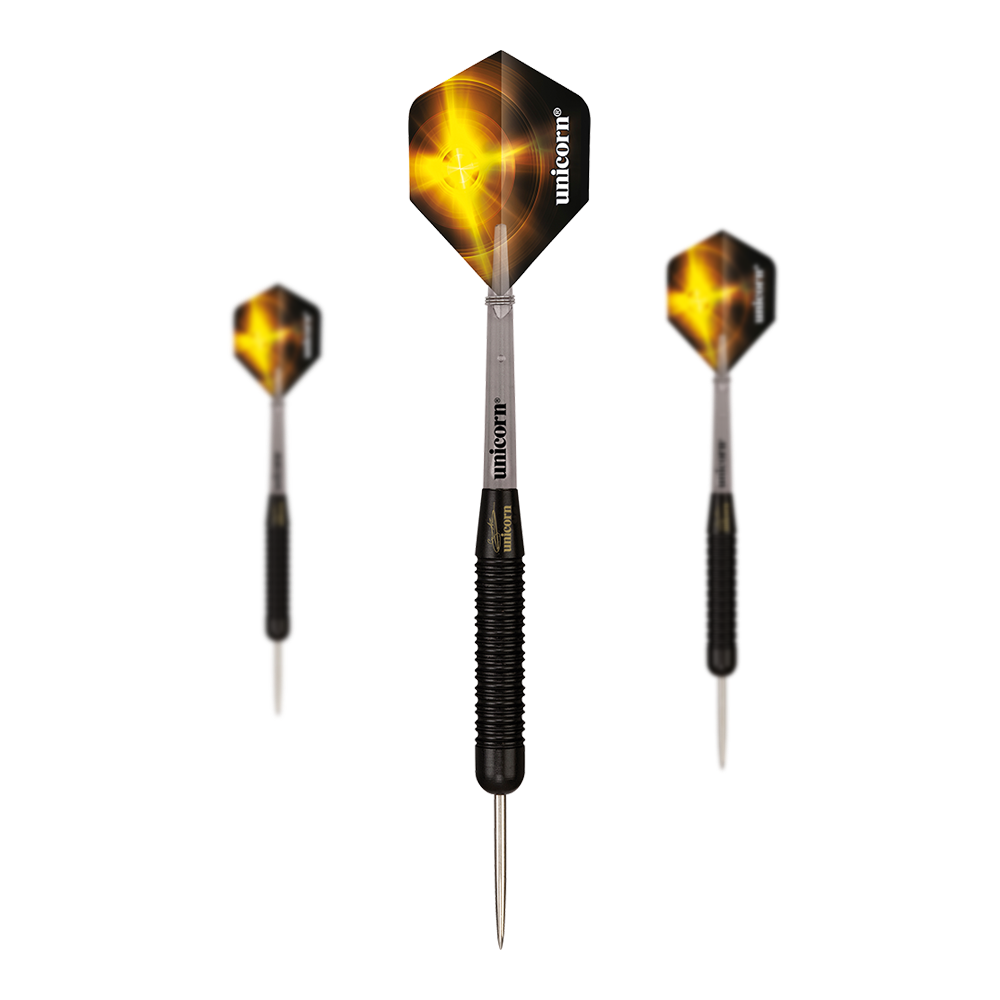 Fléchettes en acier Gary Anderson V1 en laiton noir Unicorn Das Bild zeigt drei Steeldarts des Modells "Unicorn Black Brass Gary Anderson V1". Die Flights sind schwarz mit einem gelben, leuchtenden Design und der Schrift "Unicorn" bedruckt.