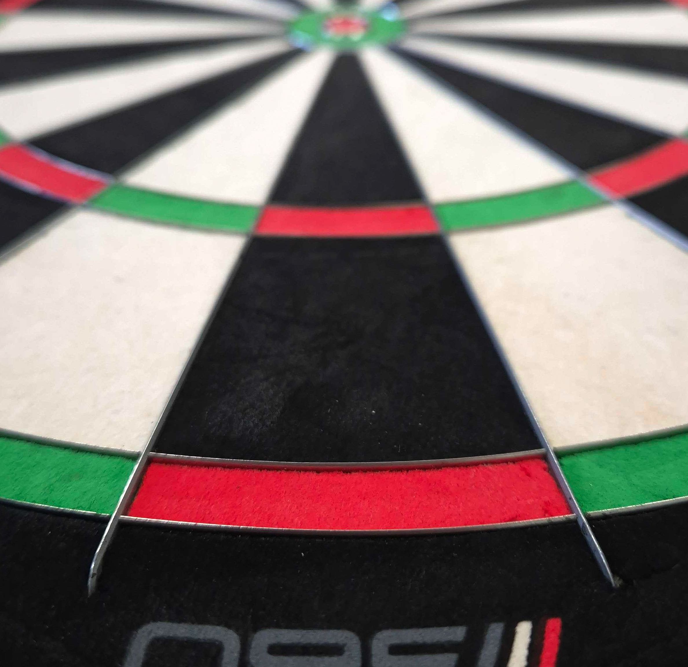 Cible de fléchettes en acier Winmau Blade 6 Triple Core 360 Das Bild ist nicht sichtbar, aber der Dateiname weist auf ein Winmau Blade 360 Steeldartboard hin. Es handelt sich vermutlich um ein Steeldartboard für den Dartsport.
