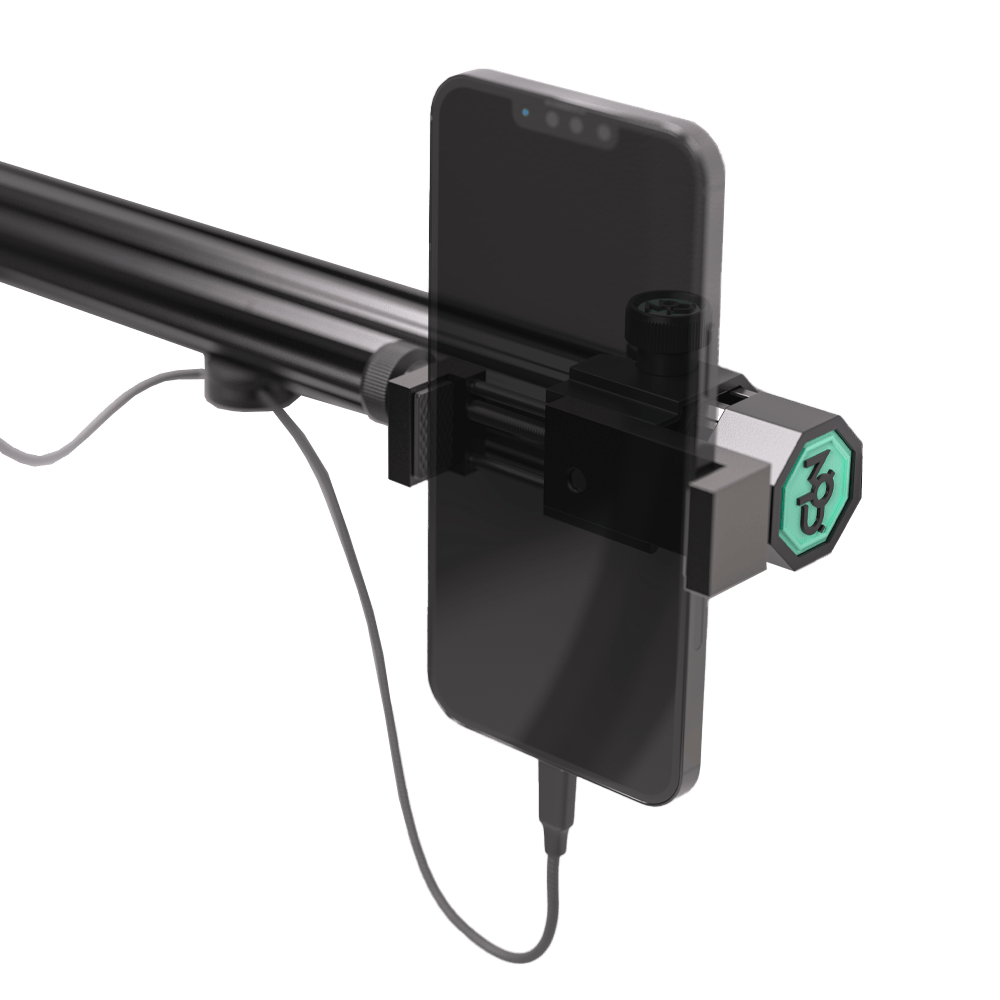 460003_Target_MOD_Mount_Handyhalterung_5 Das Bild zeigt die Target MOD Mount Handyhalterung, die an einer Stange befestigt ist. Ein Smartphone ist in der Halterung eingespannt und mit einem Ladekabel verbunden.