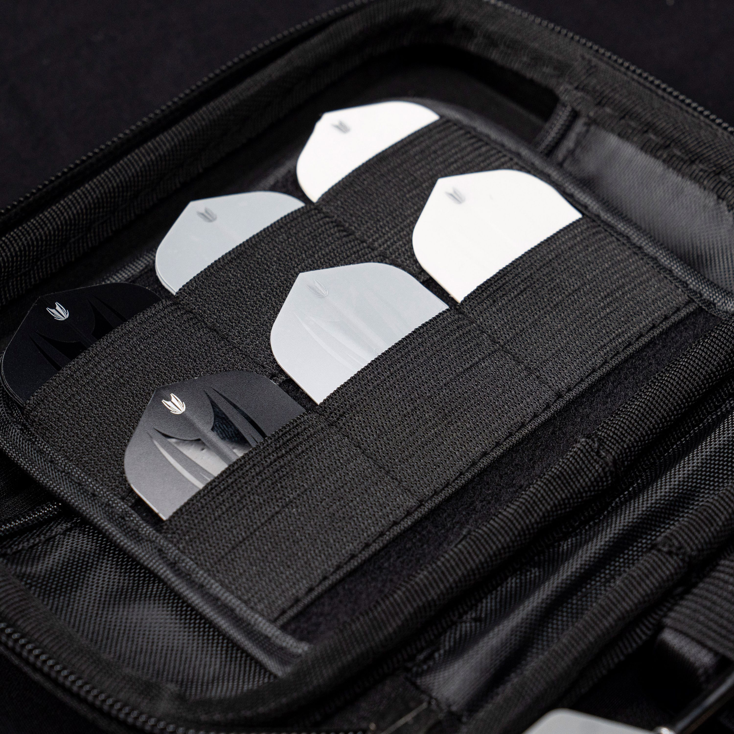 Étui à fléchettes Target Takoma Stephen Bunting Das Bild zeigt das Target Takoma Stephen Bunting Dartcase. Im Inneren sind mehrere Dartflights ordentlich in elastischen Halterungen verstaut.