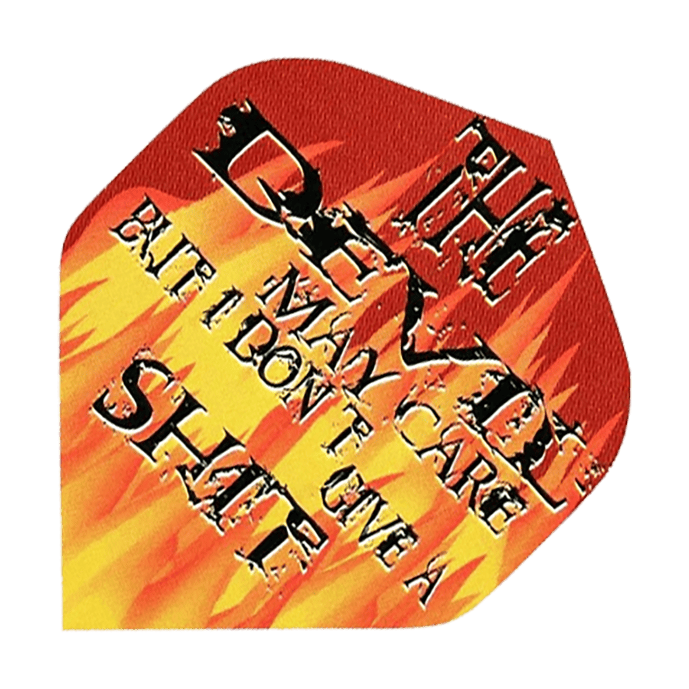 Pentathlon Flights Le diable peut s'en soucier Das Bild zeigt ein Dart-Flight mit Flammenmotiv und auffälligem Schriftzug. Auf dem Flight steht: "THE DEVIL MAY CARE BUT I DON'T GIVE A SHITE".