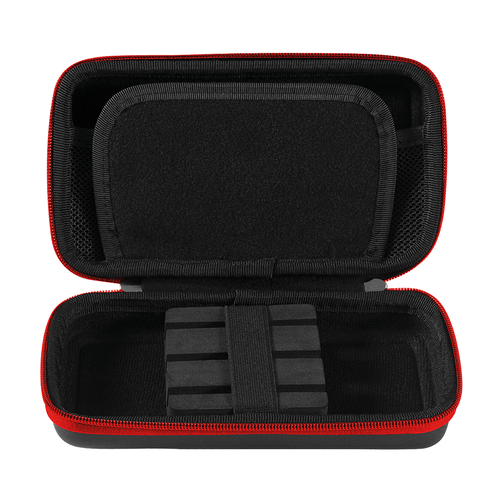8422_Winmau_Joe_Cullen_Tour_Edition_Dartcase_2IgLpL4i2WvodC Das Bild zeigt das geöffnete Winmau Joe Cullen Tour Edition Dartcase. Das Etui ist schwarz mit einem roten Reißverschluss und hat innen Fächer zur sicheren Aufbewahrung von Darts.
