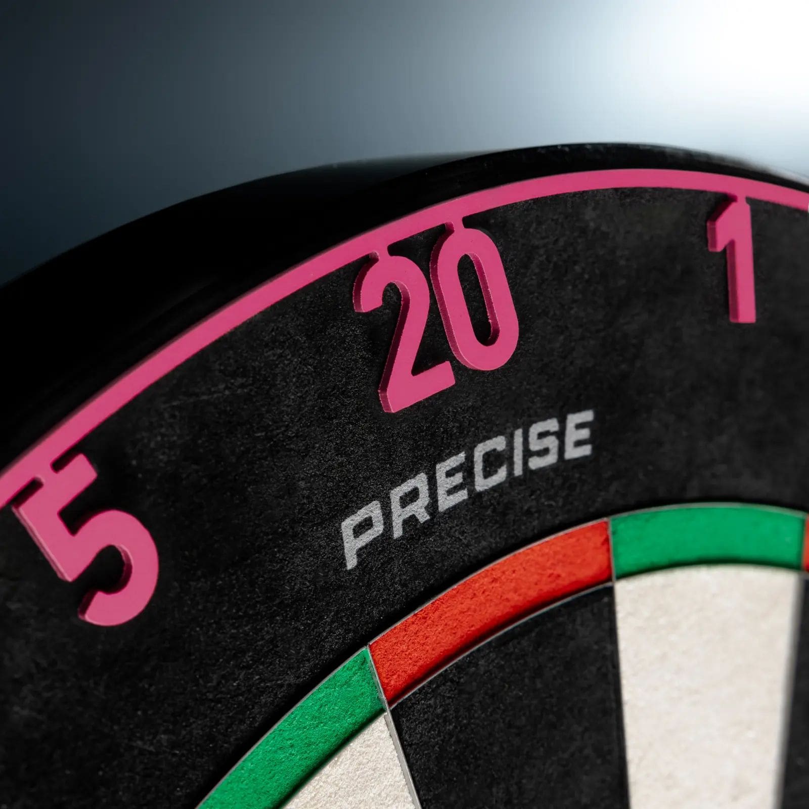 Cible de fléchettes Precise 180 Endorphine Steel avec anneau numéroté - Rose cyber Zu sehen ist das Precise 180 Endorphine Steeldartboard mit Nummernring in der Farbe Cyber Pink. Dieses Board bietet präzises Werfen und modernes Design.