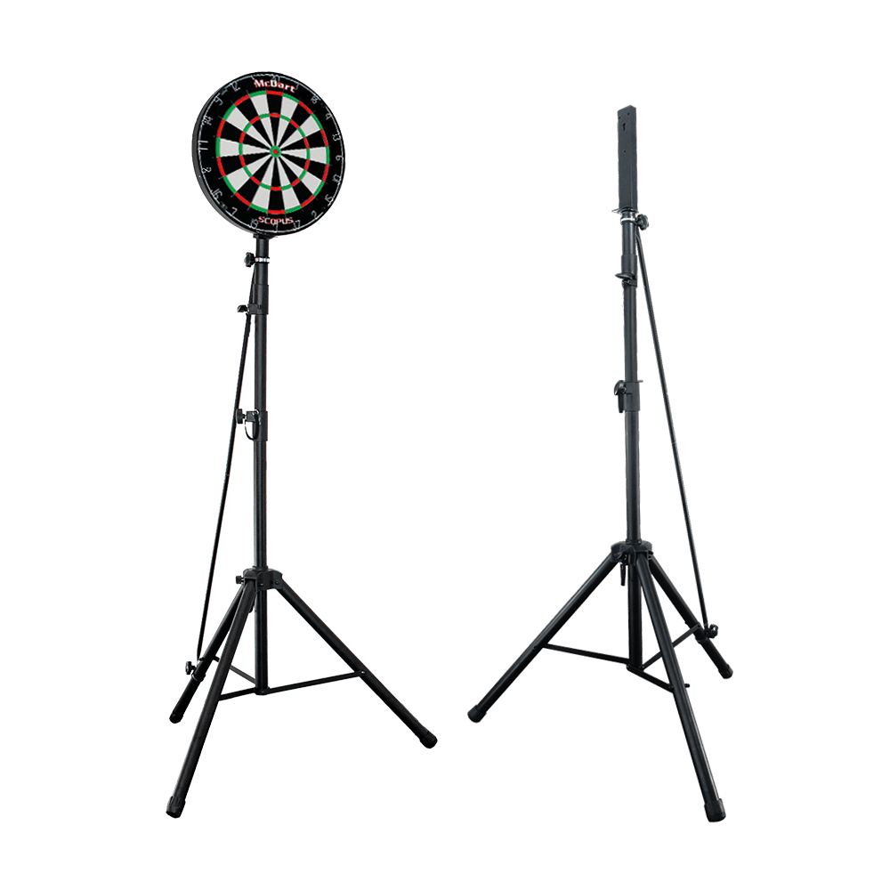 1702_McDart_Hybrid_2_Pro_Dartboardst-nder_2 Das Bild zeigt den McDart Hybrid Pro Tripod Dartboardständer, einmal mit Dartboard und einmal ohne Dartboard. Der Ständer besteht aus einem stabilen, schwarzen Dreibein-Stativ.