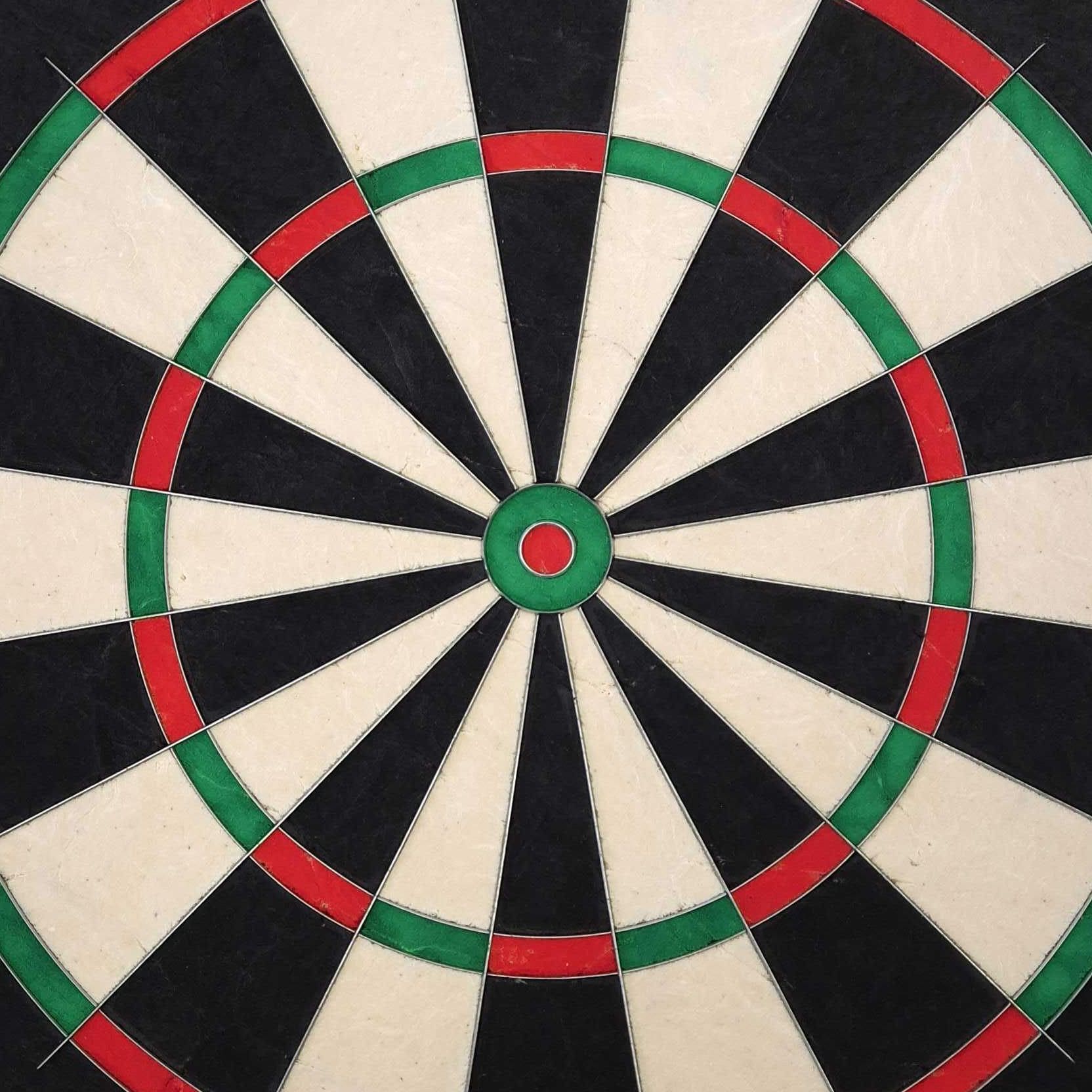 Cible de fléchettes en acier Mission Samurai Infinity Das Bild zeigt das Produkt "Mission Samurai Infinity Steeldartboard". Die Dartscheibe hat ein klassisches Design mit schwarzen, weißen, roten und grünen Segmenten.
