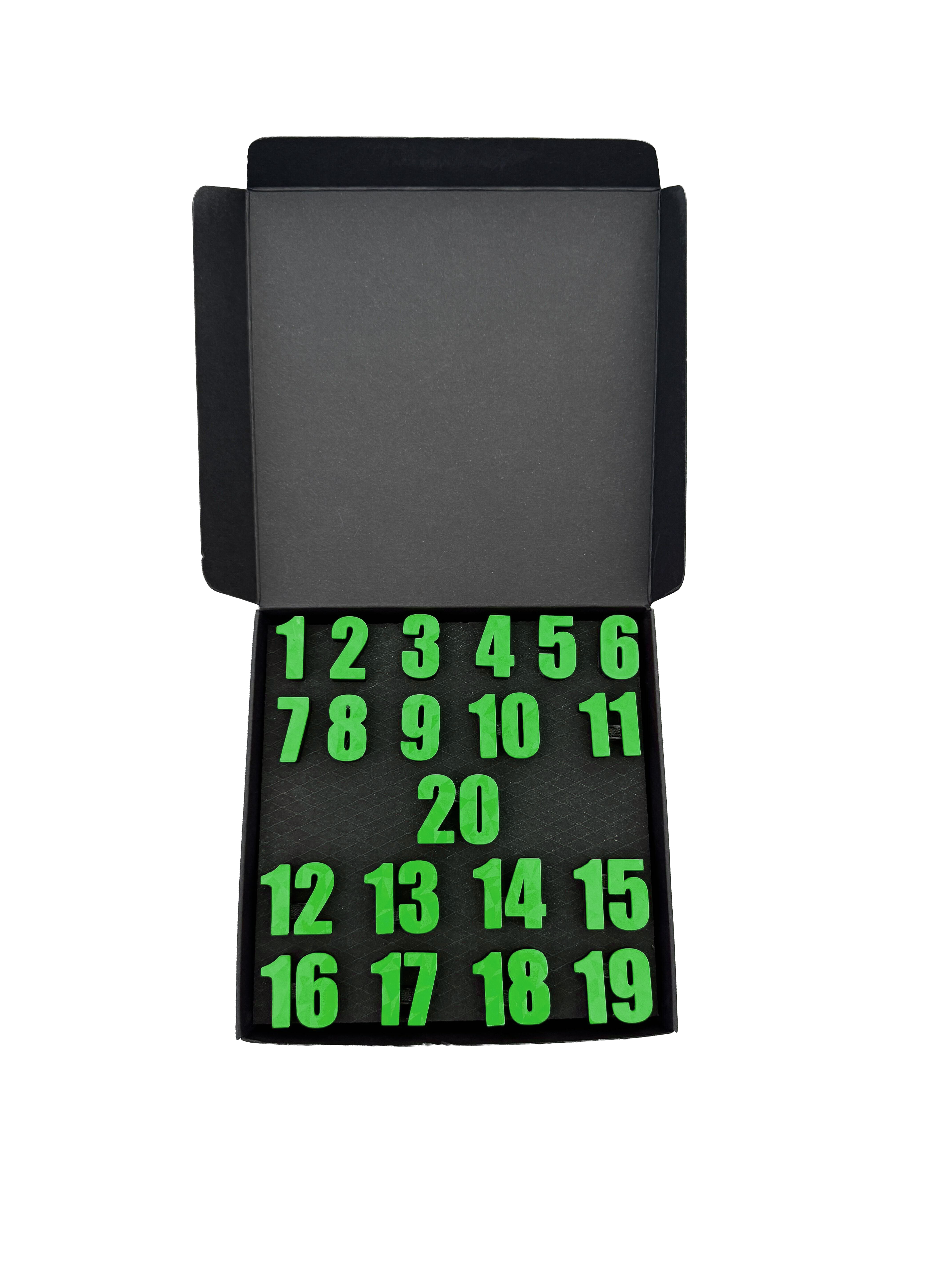 Anneaux numérotés pour cible de fléchettes McDart / Anneaux numérotés classiques Eine klassische grüne Box wird präsentiert. Der Kasten ist einfach und hebt sich mit seiner Farbe hervor.