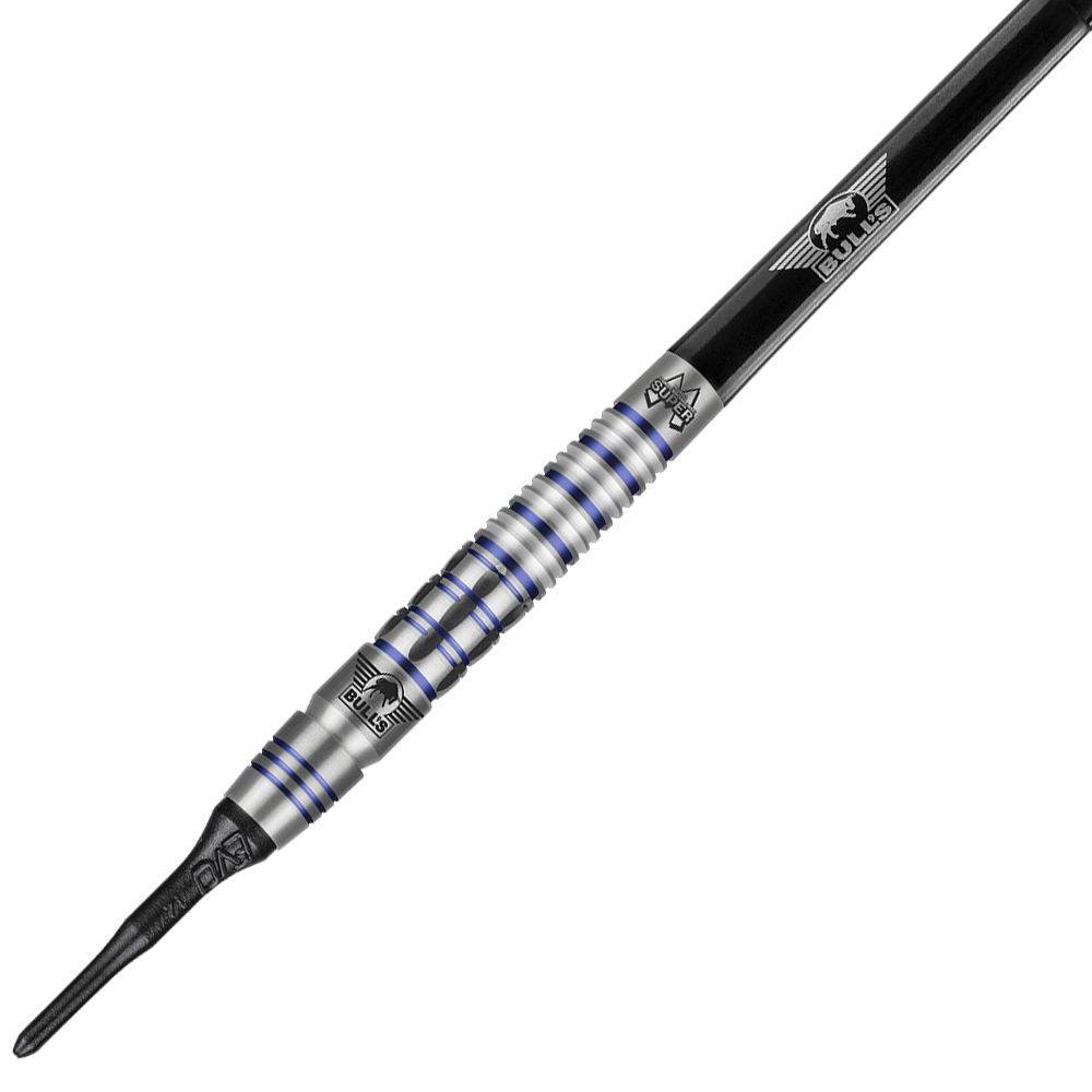 BU27718_BullsNL_Mario_Vandenbogaerde_90_Softdarts_2 Das Bild zeigt einen Softdart namens "Bulls NL Mario Vandenbogaerde 90% Softdarts - 20g". Der Dart hat ein silbernes Barrel mit blauen Ringen und schwarzen Elementen.
