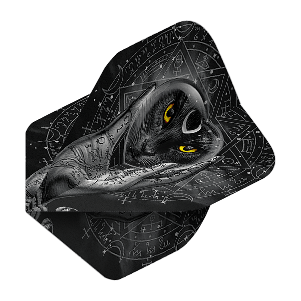 Vols standard en verre Alchemy Grimalkins n°2 Das Bild zeigt ein Dartflight mit einem schwarzen Katzenmotiv und leuchtend gelben Augen. Im Hintergrund sind mystische Symbole und eine beschriebene Hand zu sehen.