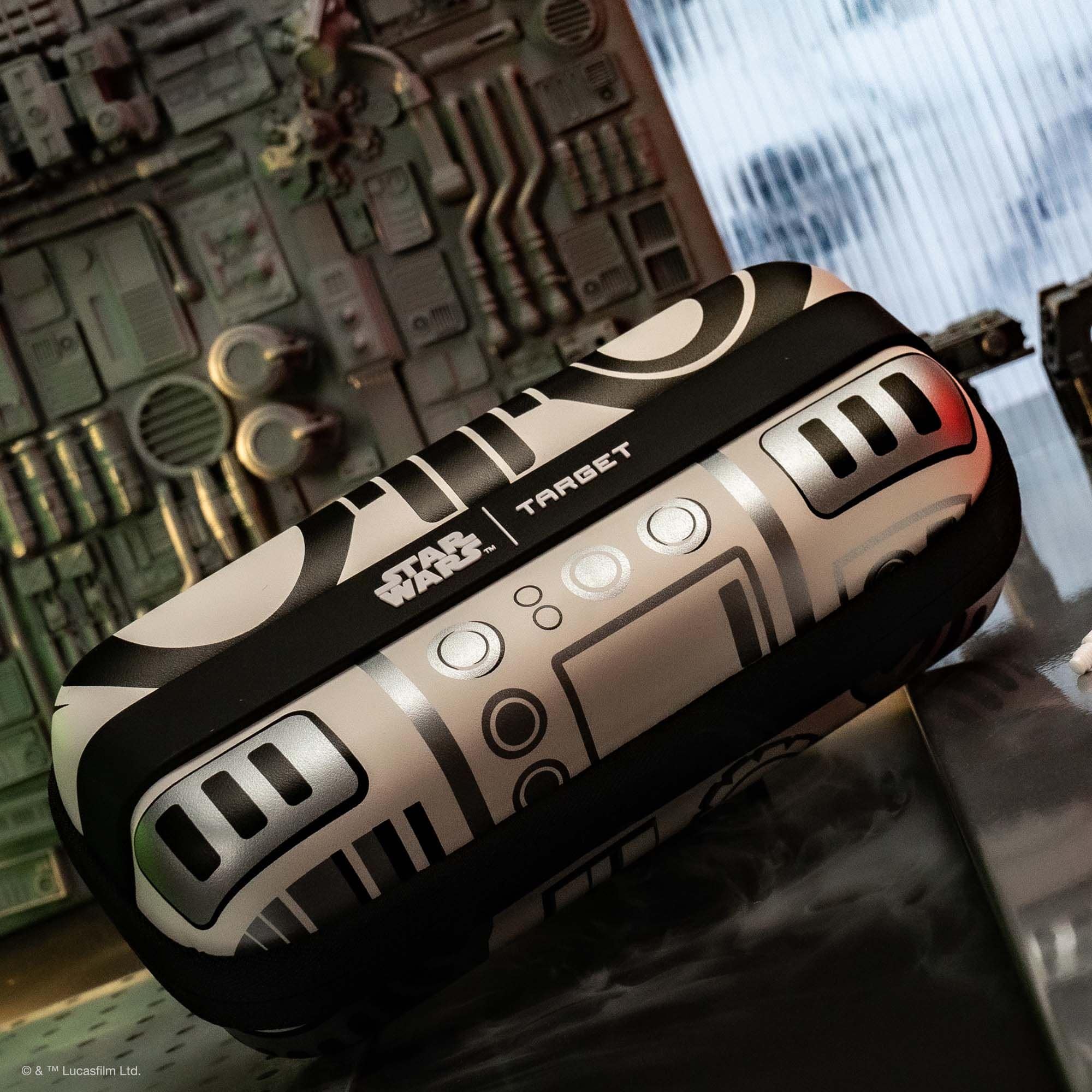 Étui à fléchettes Target Star Wars Boa - Stormtrooper Das Bild zeigt das Target Star Wars Boa Dartcase im Stormtrooper-Design. Es ist ein spezialisiertes Etui zur Aufbewahrung von Darts, inspiriert von Star Wars.