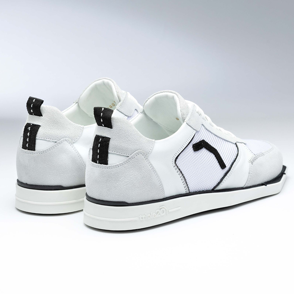 20200004-00_Triple20_Dartschuhe_Textil_Leder_Weiss_Schwarz_3 Die Abbildung zeigt ein Paar weiße und schwarze Triple20 Dartschuhe aus Textil und Leder. Die Schuhe haben schwarze Details und einen sportlichen Look.