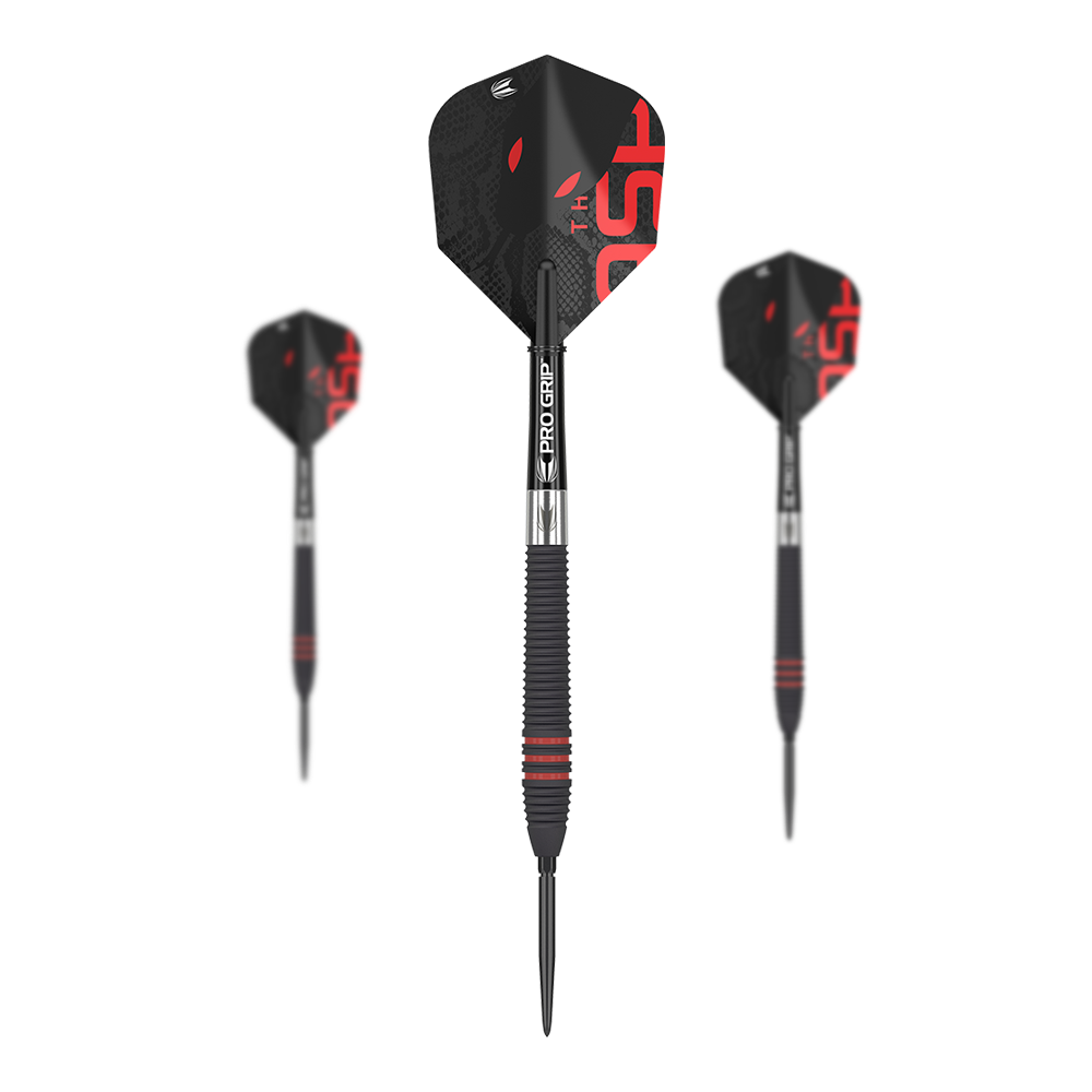 Fléchettes en acier à pointe suisse noire Target Nathan Aspinall Das Bild zeigt drei schwarze Steeldarts mit roten Akzenten und der Aufschrift "Pro Grip" auf dem Schaft. Die Flights sind ebenfalls schwarz mit roten Details und geometrischem Design.