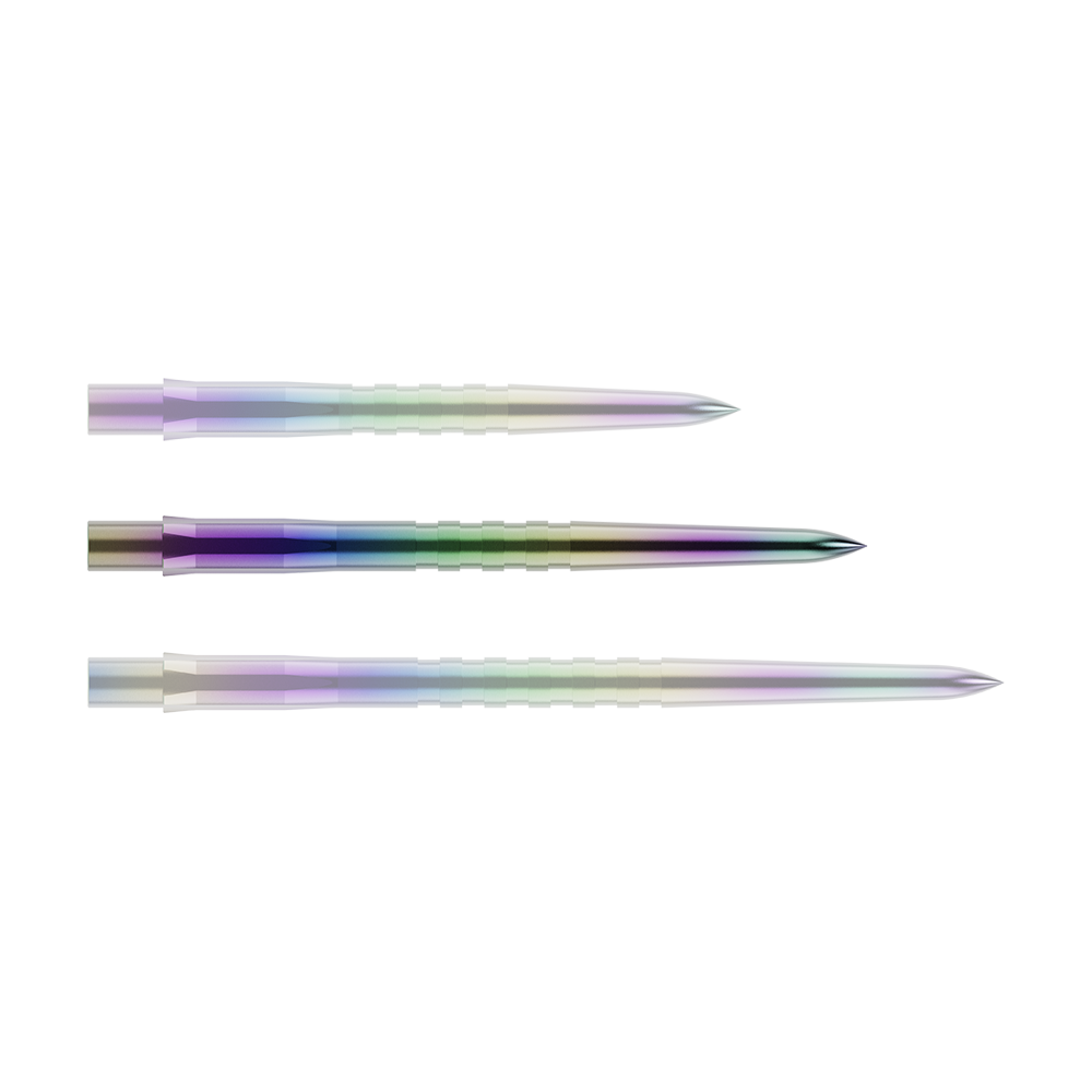 Auf dem Bild sind drei bunte, metallische Dartspitzen nebeneinander zu sehen. Sie haben eine leichte Riffelung und schimmern in verschiedenen Farben.