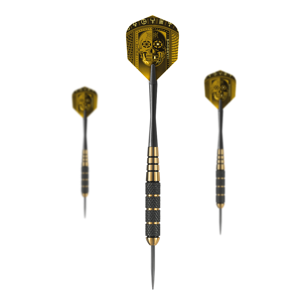 Fléchettes en laiton et acier Harrows Voodoo Das Bild zeigt drei Harrows Voodoo Brass Steeldarts mit auffälligen schwarzen und goldenen Details. Auf den Flights ist ein Totenkopf-Muster abgebildet.