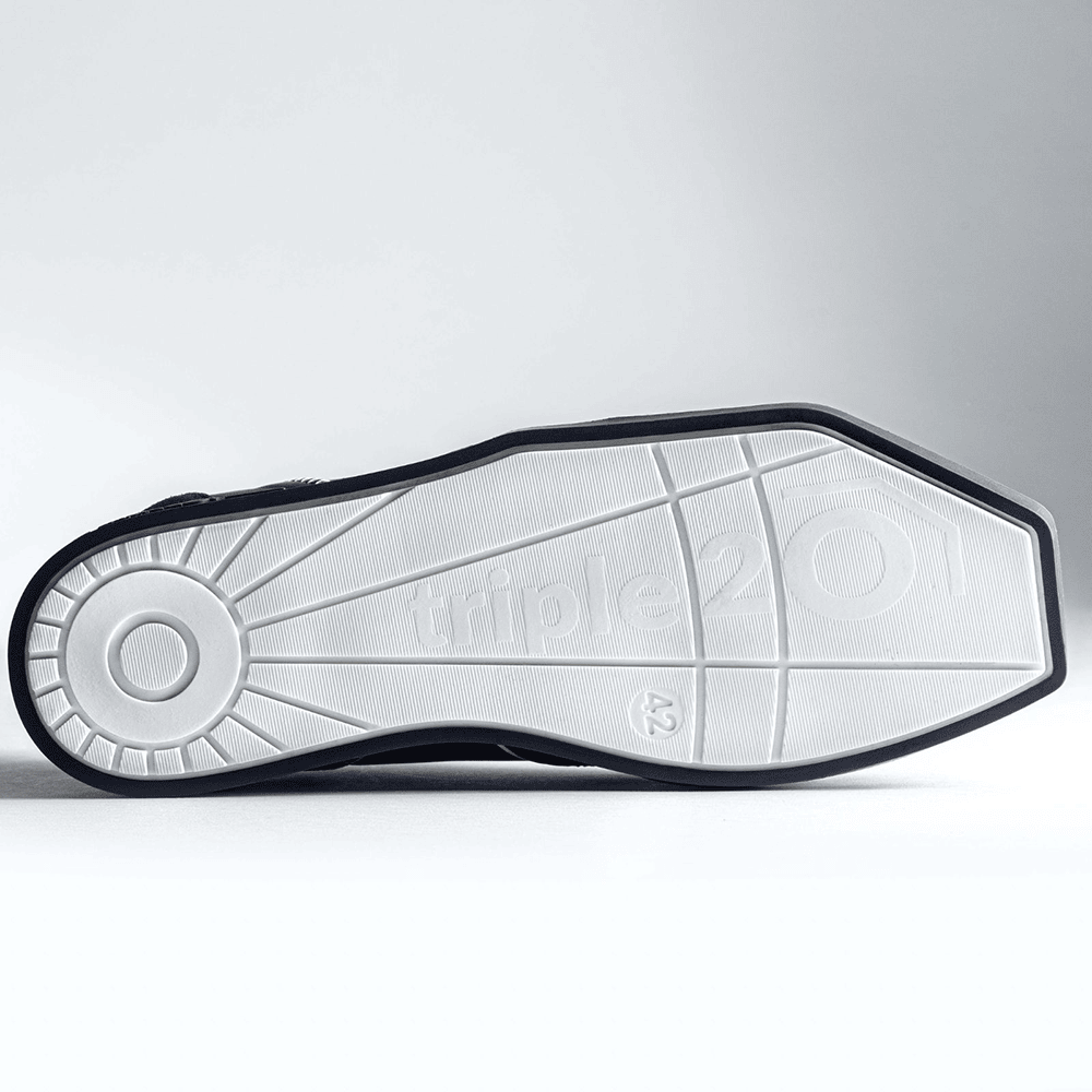 20102005-00_Triple20_Dartschuhe_Leder_Blau_Weiss_6 Das Bild zeigt die Sohle eines Schuhs mit der Aufschrift „triple20“. Es handelt sich um den Dartschuh „Triple20 Dartschuhe Leder - Blau Weiß“.