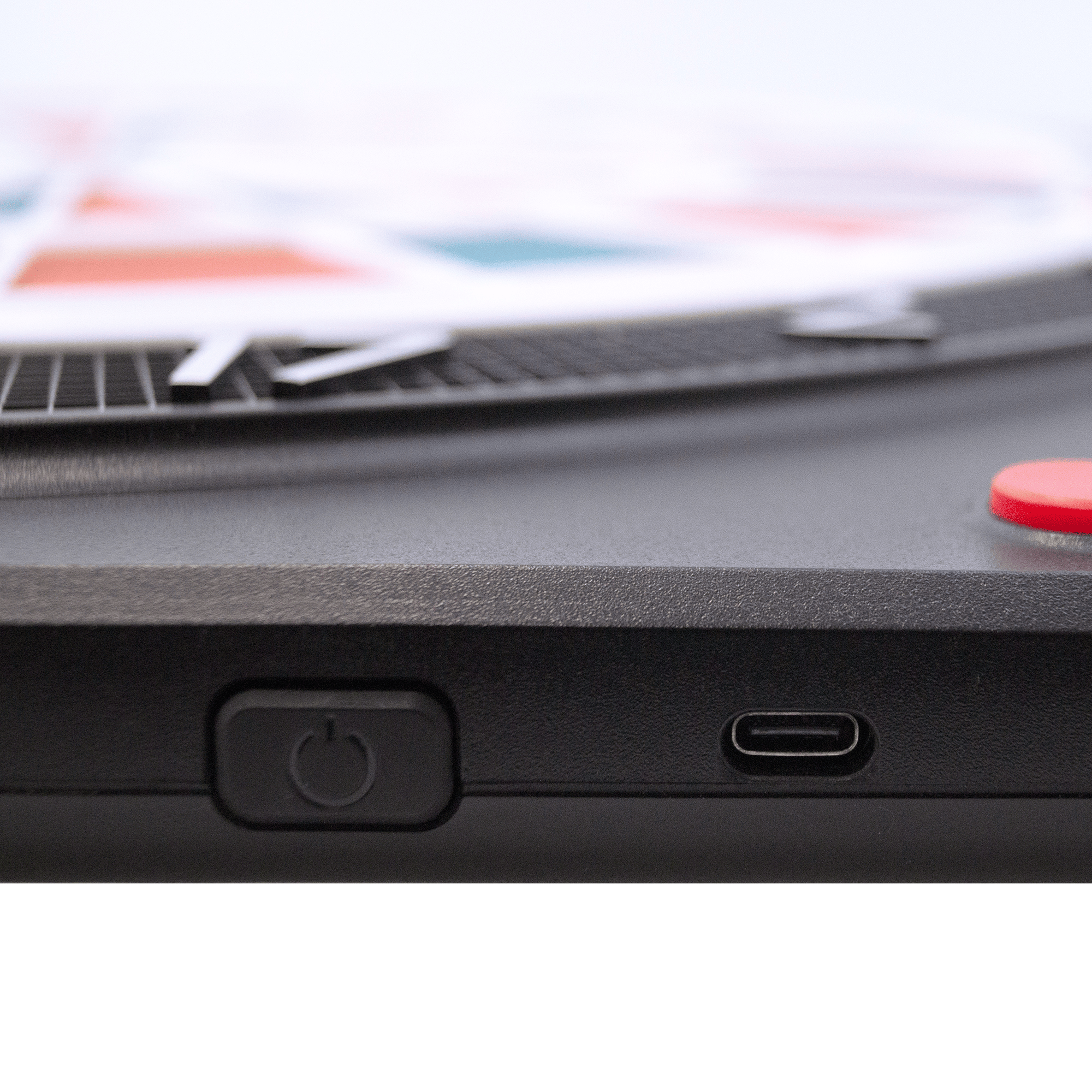 Cible de fléchettes électronique souple Karella CB-Smart Das Bild zeigt einen Ausschnitt der Karella CB-Smart Elektronische Soft-Dartscheibe. Zu sehen sind der Ein-/Ausschalter und ein USB-C Anschluss an der Seite des Geräts.