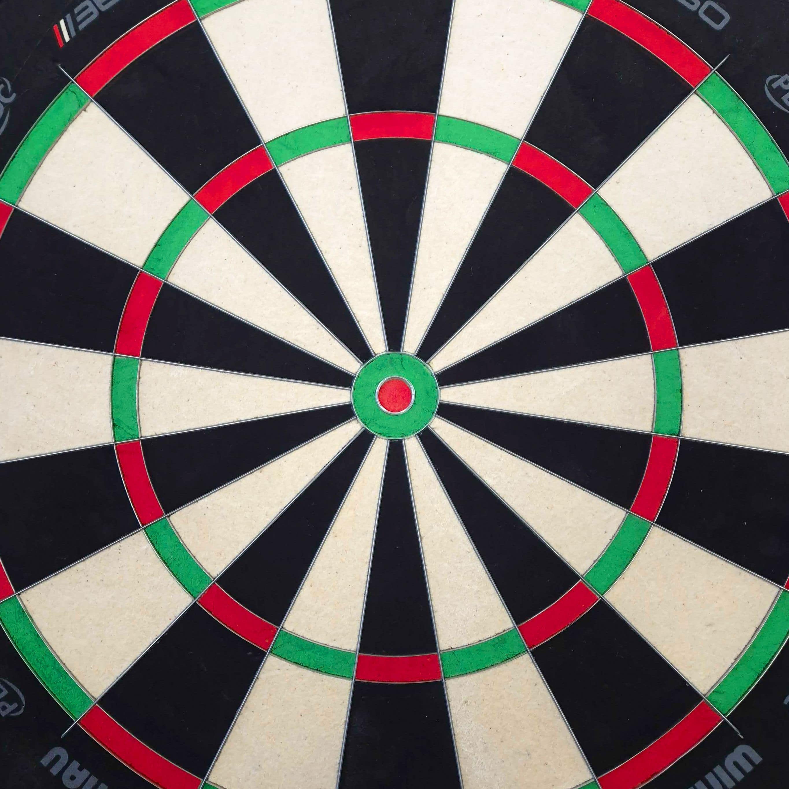 Cible de fléchettes en acier Winmau Blade 6 Triple Core 360 Der Bildinhalt ist unbekannt, aber der Dateiname verweist auf ein Winmau Blade 360 Steeldartboard. Es könnte ein weiteres Produktfoto eines Steeldartboards sein.