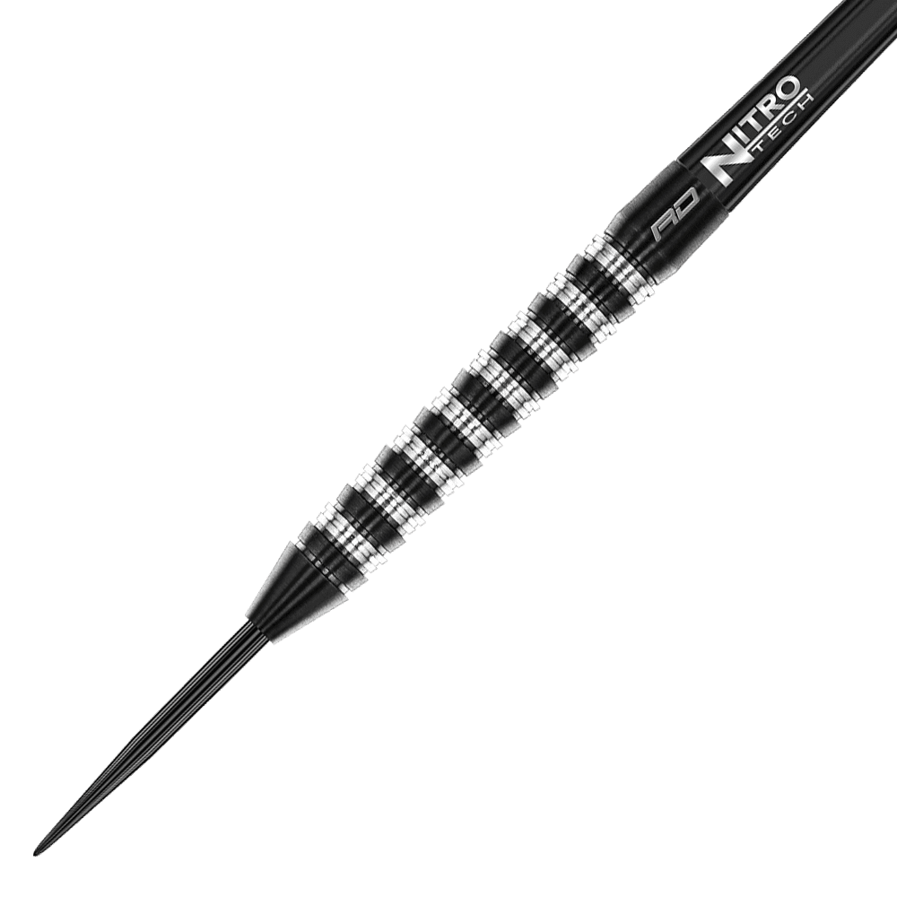 RD2532_Red_Dragon_Razor_Edge_Elite_Steeldarts_2 Das Bild zeigt einen Dartpfeil mit einem schwarzen Schaft und silbernen Rillen. Auf dem Schaft steht der Schriftzug "Nitro Tech".