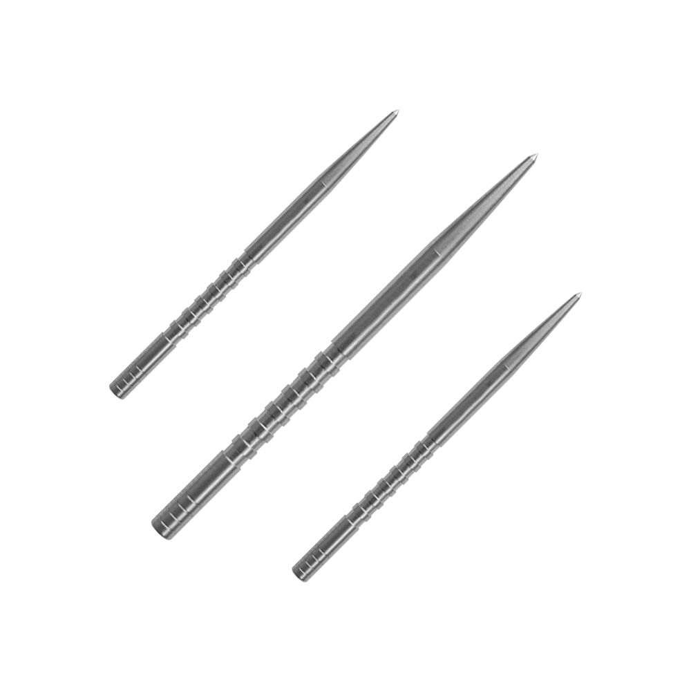 Pointe de fléchette Condor Beak Point avec pointes coupées Das Bild zeigt drei silberfarbene Dartspitzen, die nebeneinander liegen. Sie sind lang, schmal und haben feine Rillen entlang der Oberfläche.