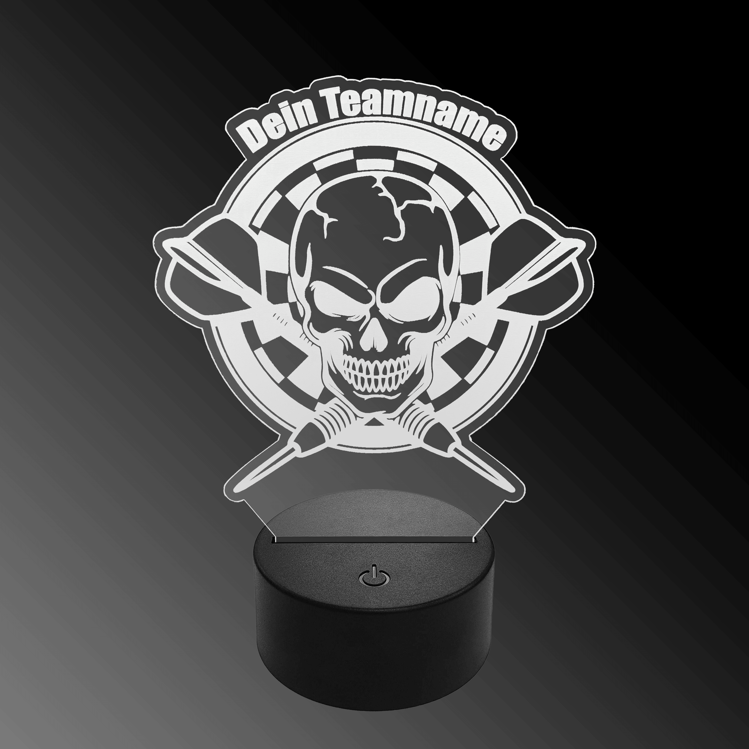 Lampe à fléchettes LED en plexiglas avec texte personnalisé Das Bild zeigt eine LED-Lampe mit einem Plexiglas-Aufsatz in Form eines Totenkopfs vor einer Dartscheibe mit zwei gekreuzten Dartpfeilen. Oben steht der Schriftzug "Dein Teamname".