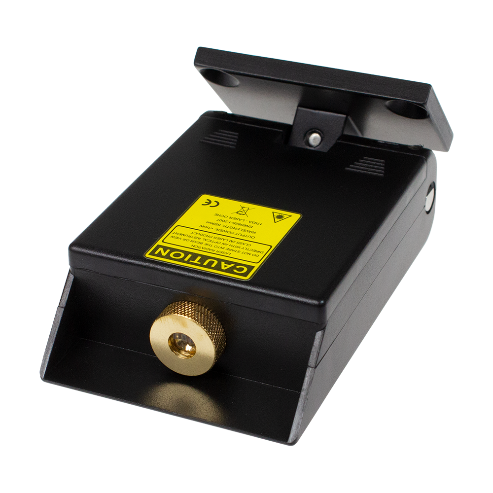 8510-Winmau-Laser-Oche-3 Das Bild zeigt das Produkt "Winmau Laser Oche". Es handelt sich um ein schwarzes Gerät mit einem gelben Warnaufkleber und einem messingfarbenen Drehknopf.