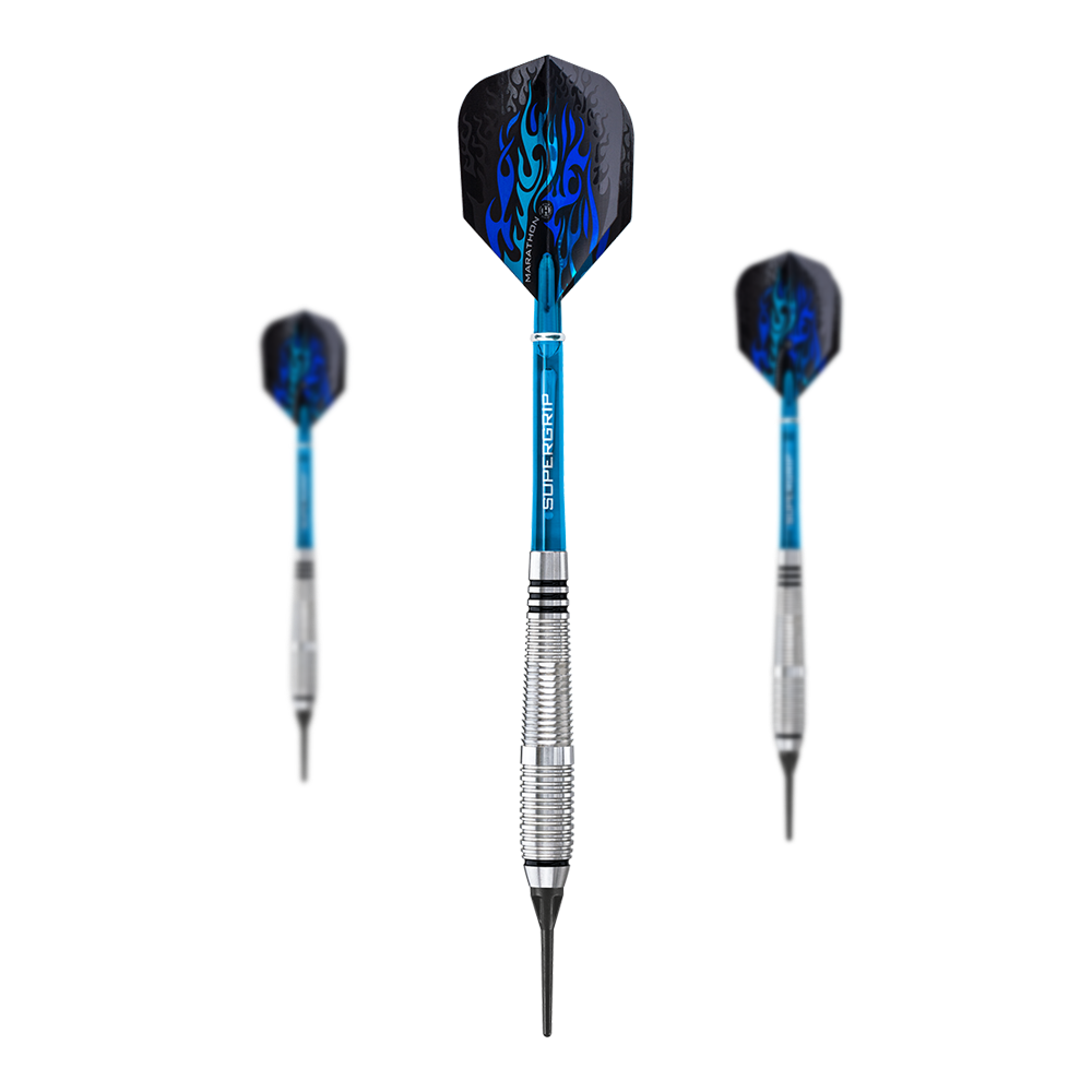 Harrows Blaze Style A Fléchettes Souples - 18g Das Bild zeigt drei Softdarts des Produkts "Harrows Blaze Style A Softdarts - 18g". Die Darts haben blaue Schäfte, schwarze Flights mit blauen Flammen und silberne, gerillte Barrels.