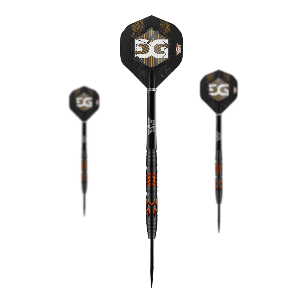 Fléchettes en acier 90% de Martijn Kleermaker des Bulls NL Auf dem Bild sind drei moderne Steeldarts mit schwarzem Schaft und auffälligen orangenen Akzenten zu sehen. Die Flights der Darts sind schwarz mit weiß-goldenem Muster und dem Schriftzug "5G".