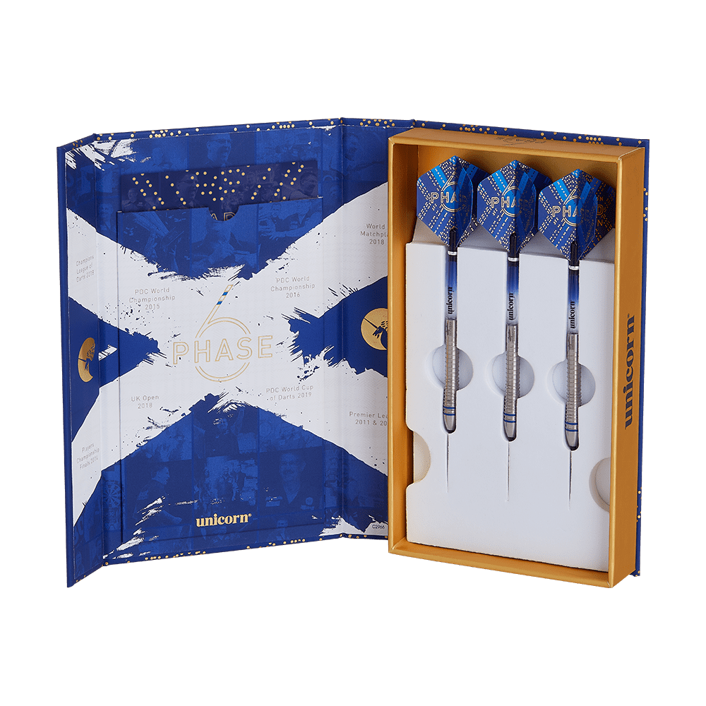 29030_Unicorn_World_Champion_Gary_Anderson_Phase_6_Steeldarts_3 Das Bild zeigt eine geöffnete Schachtel mit drei professionellen Steeldarts. Die Verpackung ist blau-weiß gestaltet und trägt die Aufschrift „Phase 6“ sowie den Markennamen „Unicorn“.