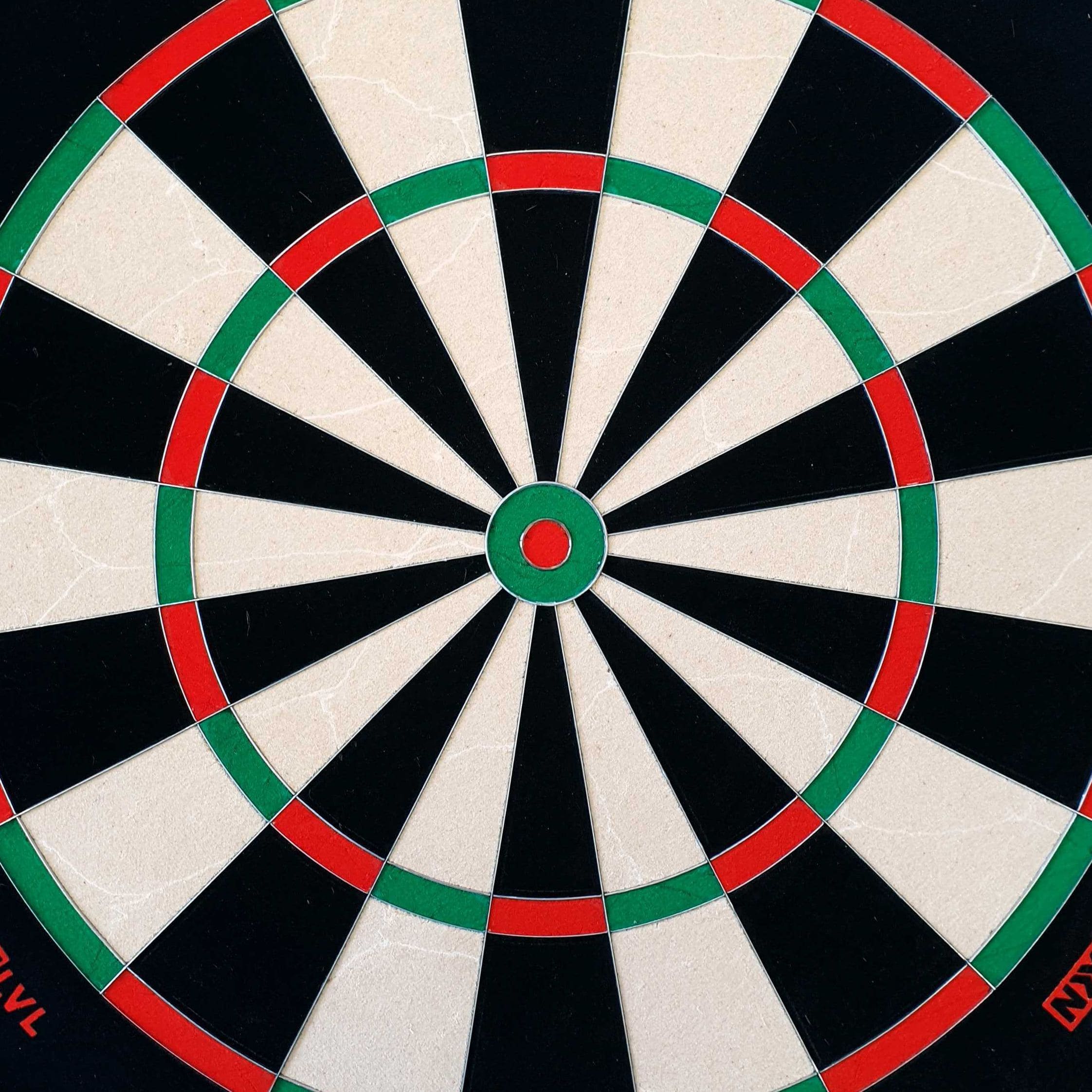 Cible de fléchettes en acier GOAT Everscore Das Bild zeigt ein GOAT Everscore Steeldartboard mit klaren Farben und deutlichen Markierungen. Die Segmente sind in Schwarz, Weiß, Rot und Grün gehalten.