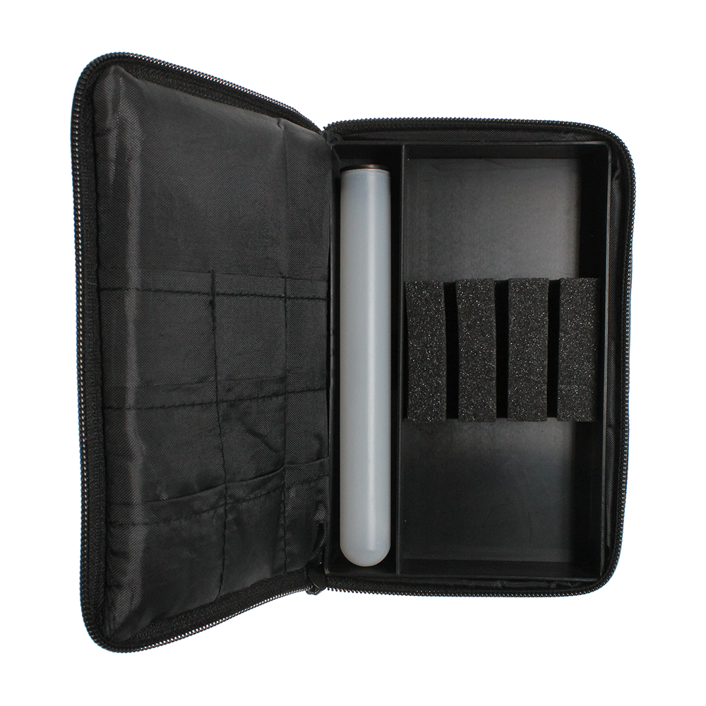 _The_Pak_Dartcase_OPEN_1HVEYMPSPxvj9p Das Bild zeigt ein geöffnetes schwarzes Etui namens "The Pak Dartcase". Im Inneren befinden sich Fächer und eine Röhre zur Aufbewahrung von Dartzubehör.