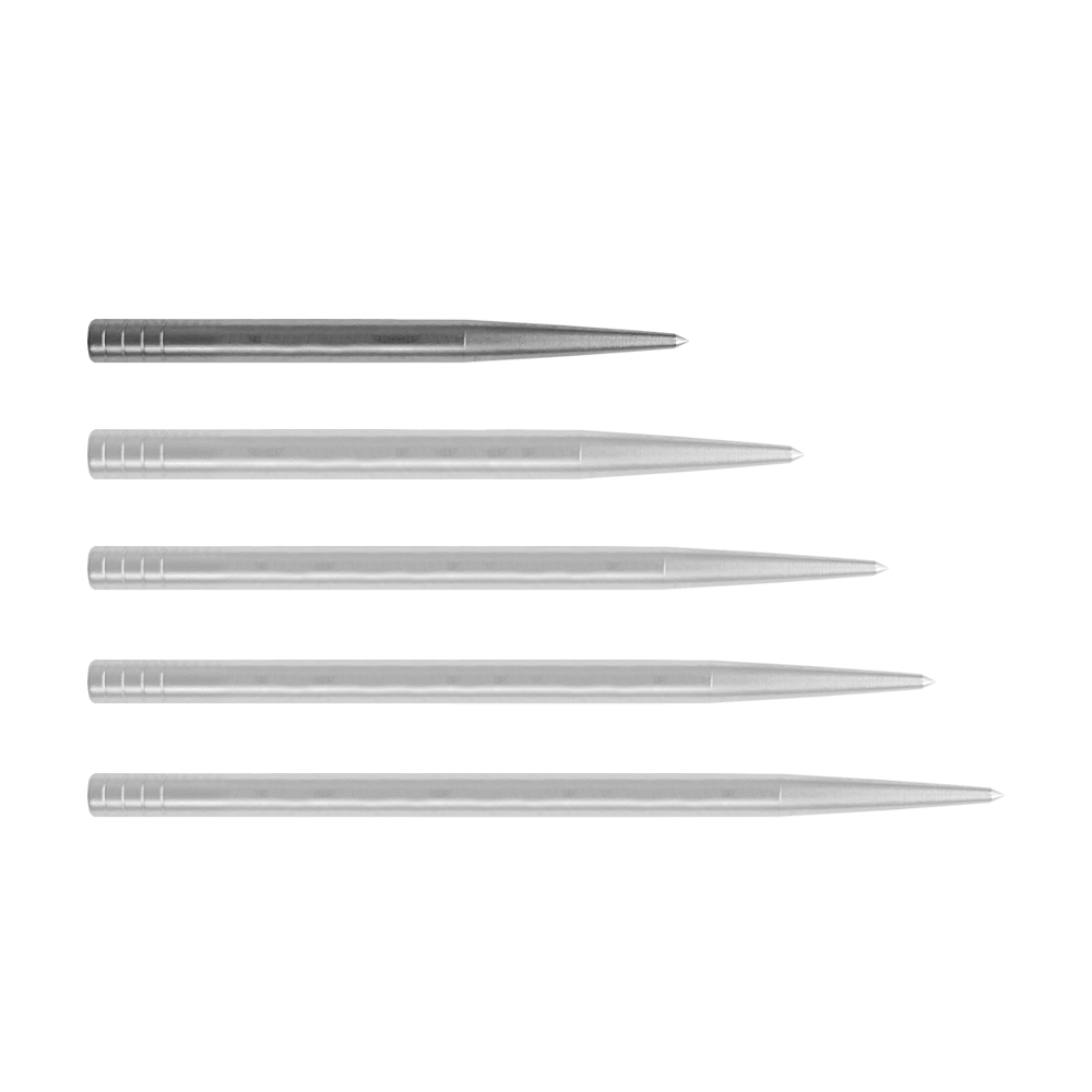 Pointes de fléchettes Condor Beak Point sans découpe Auf dem Bild sind fünf silberne, spitze Dartspitzen nebeneinander zu sehen. Sie liegen aufgereiht auf grünem Hintergrund.