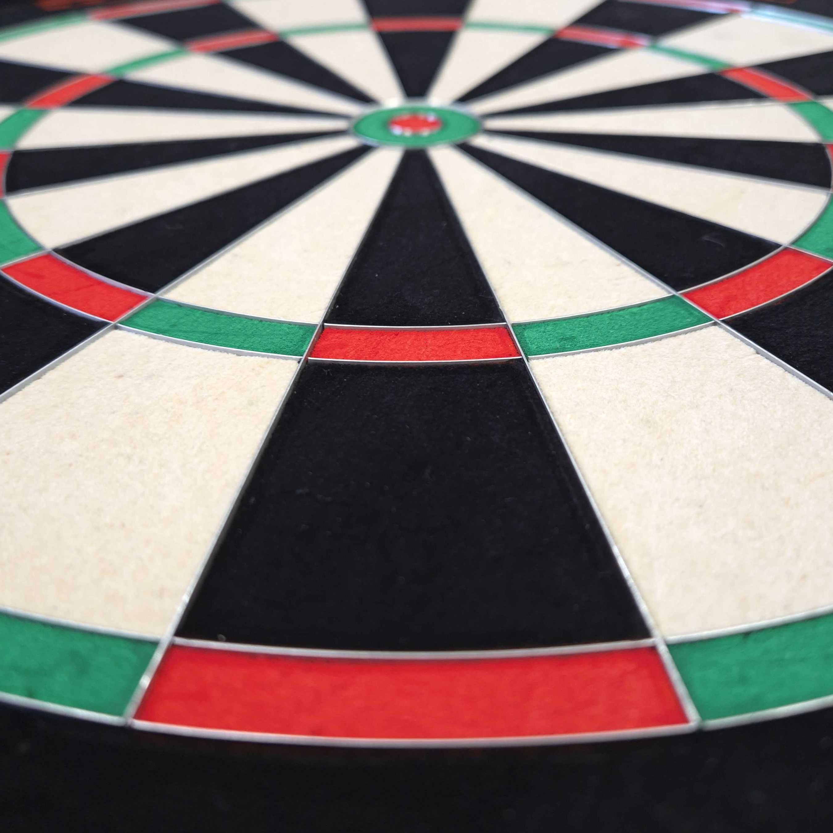 Target de fléchettes en acier Target TOR Auf dem Bild ist ein Steeldartboard der Marke Target TOR zu sehen. Das Dartboard zeigt deutlich die farbigen Felder in Schwarz, Weiß, Rot und Grün.