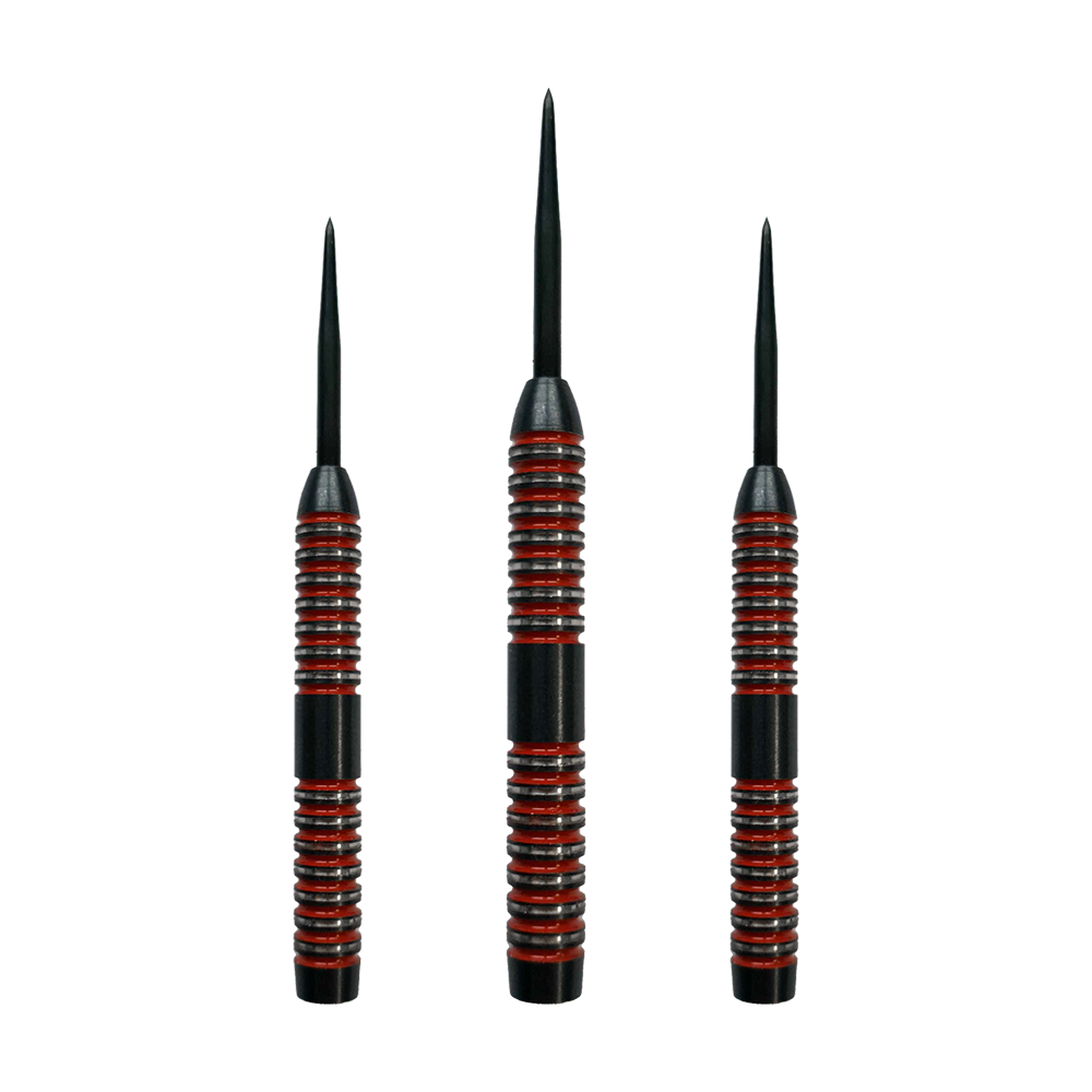Canons en acier McDart Crimson Das Bild zeigt drei McDart Crimson Steeldart Barrels mit schwarzen und roten Rillen. Sie stehen nebeneinander aufrecht mit den Spitzen nach oben.