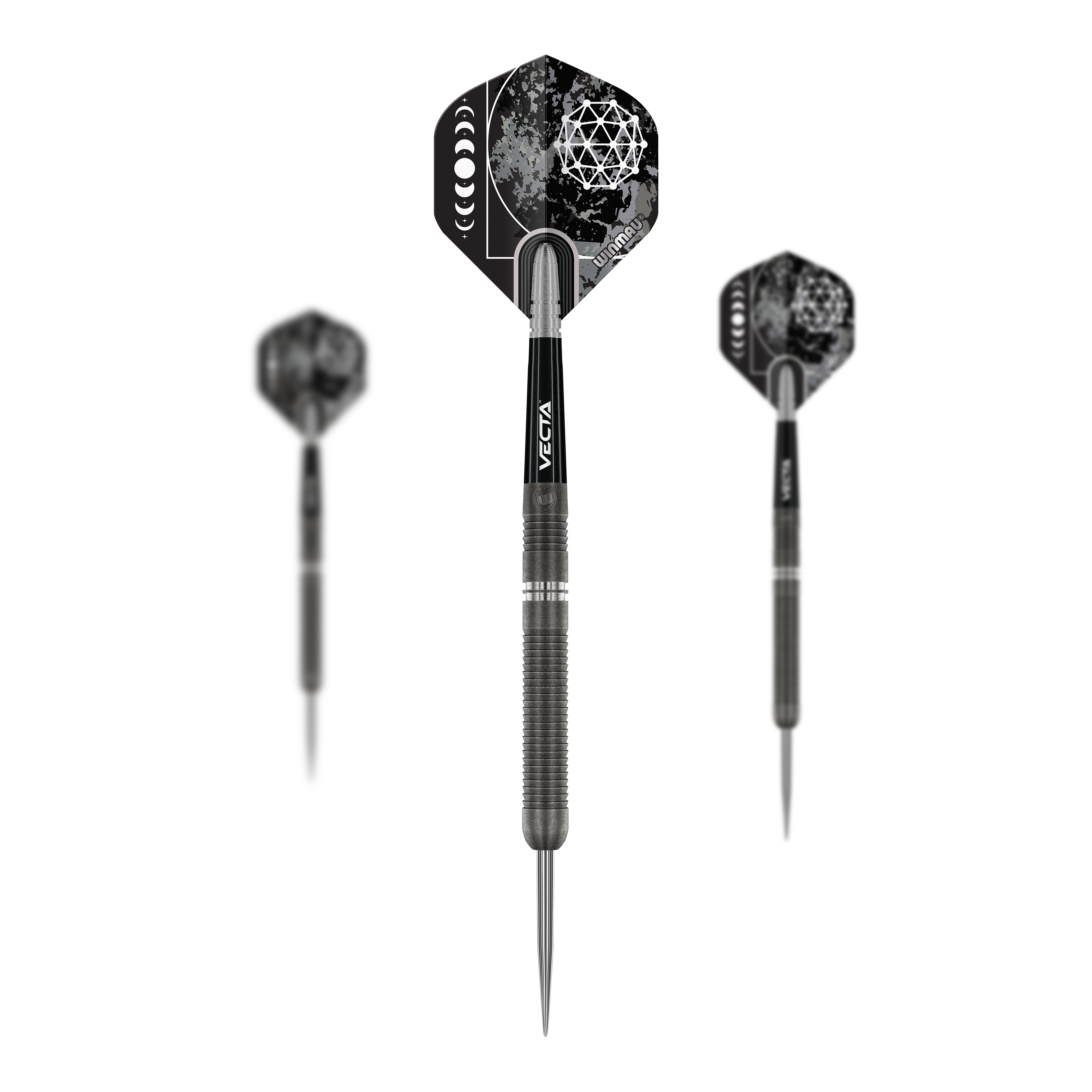 Fléchettes en acier Winmau Callisto 01 Das Bild zeigt drei Winmau Callisto 01 Steeldarts mit einem modernen, schwarzen Design. Die Flights haben ein geometrisches Muster in Weiß und Grau.