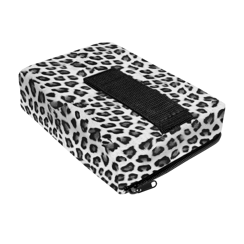 704_The_Pak_Dartcase_LeoPak_Leopard_3_Grau Dies ist das Produkt "The Pak Dartcase - Leo Pak". Das Etui hat ein auffälliges Leopardenmuster und einen schwarzen Reißverschluss.