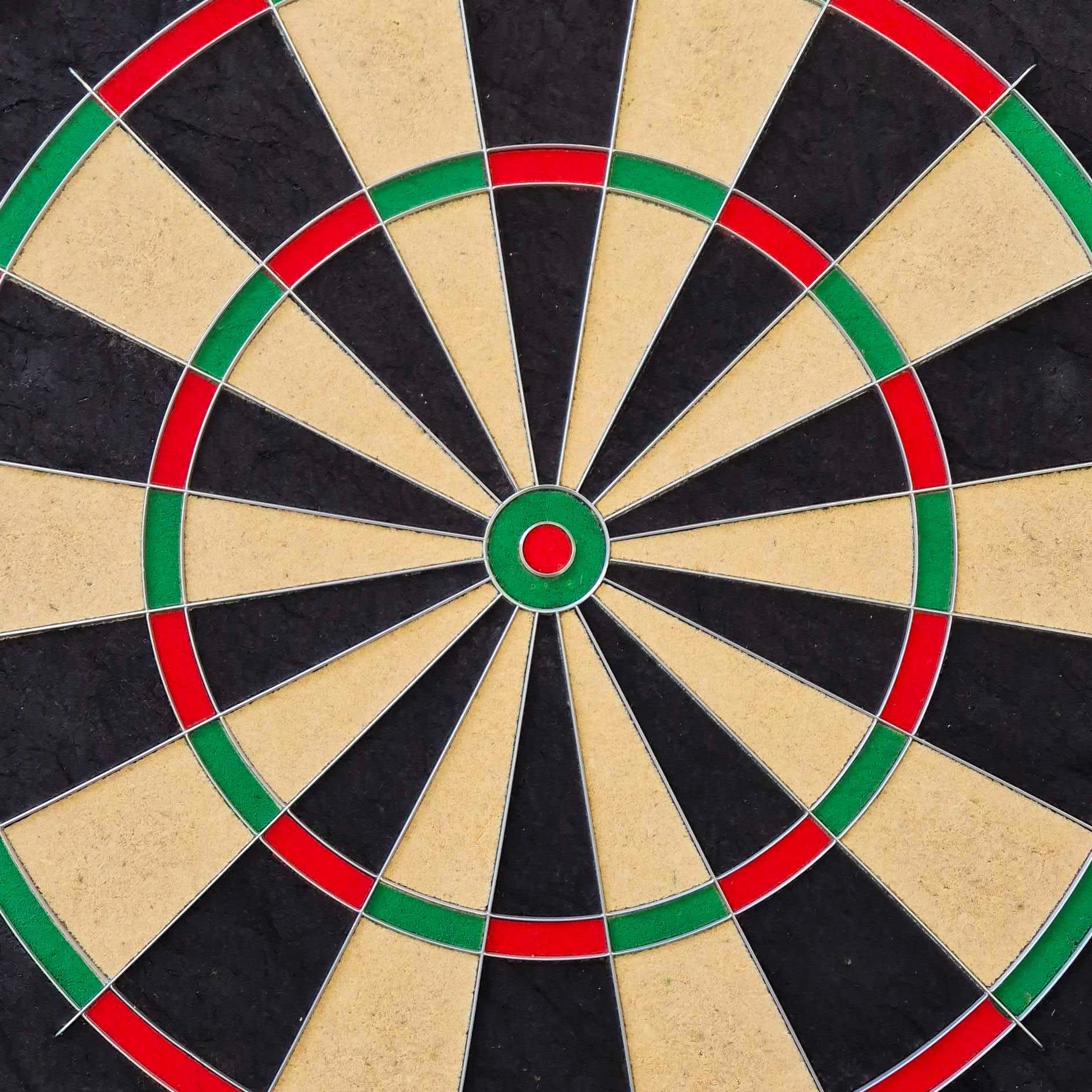 Cible de fléchettes en acier Unicorn Eclipse Smartboard Das Bild zeigt eine Steeldart-Scheibe mit den klassischen Farben Schwarz, Beige, Rot und Grün. Es handelt sich um das Produkt "Unicorn Eclipse Smartboard Steeldartboard".