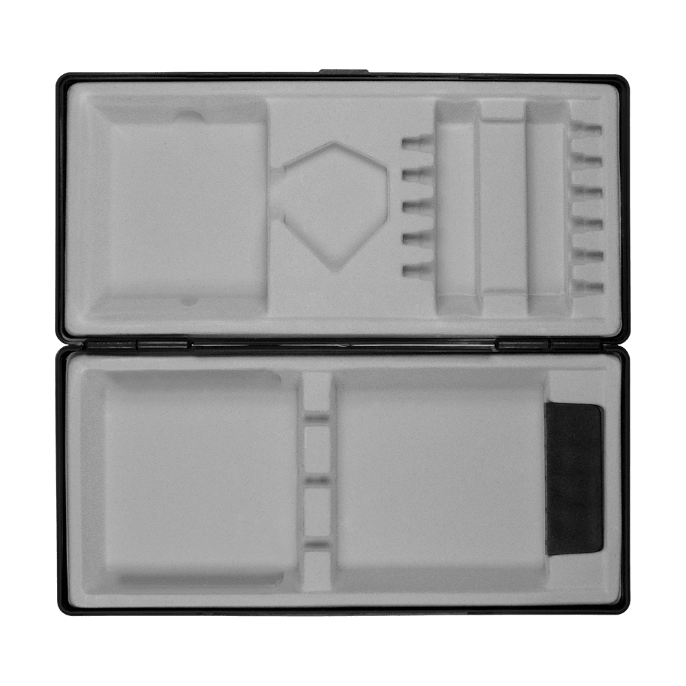 Boîte en ABS avec impression personnalisée Das Bild zeigt eine geöffnete schwarze Box mit mehreren Fächern und Einteilungen. Die Innenausstattung besteht aus hellem Schaumstoff, der zur sicheren Aufbewahrung verschiedener Gegenstände dient.