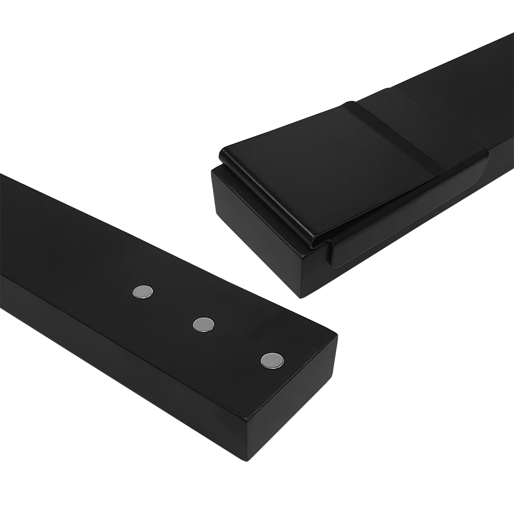 8208_Winmau_Sabre_Oche_Master_4 Das Bild zeigt den Winmau Sabre Oche Master, ein Messwerkzeug für den Dartbereich. Es besteht aus schwarzen, rechteckigen Teilen mit sichtbaren Metallpunkten.