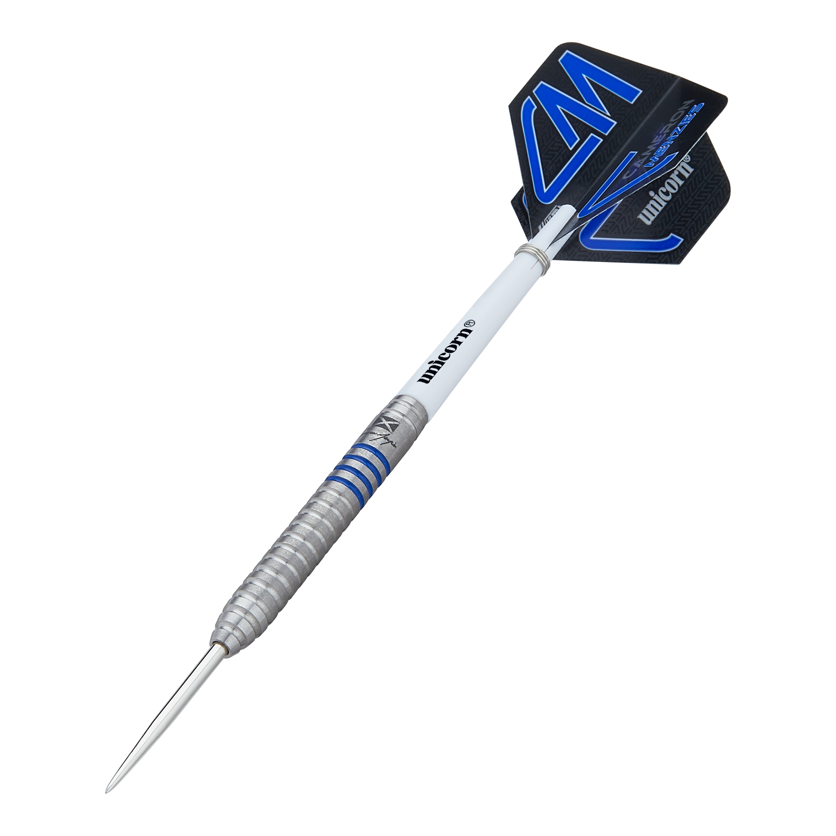 Fléchettes en acier Unicorn Contender Cameron Menzies - 23 g Auf dem Bild ist ein Steeldart mit silbernem, gerilltem Barrel und blauen Akzenten zu sehen. Das Flight trägt die Aufschrift "Unicorn Contender Camerion Menzies" und das Dart wiegt 23 Gramm.