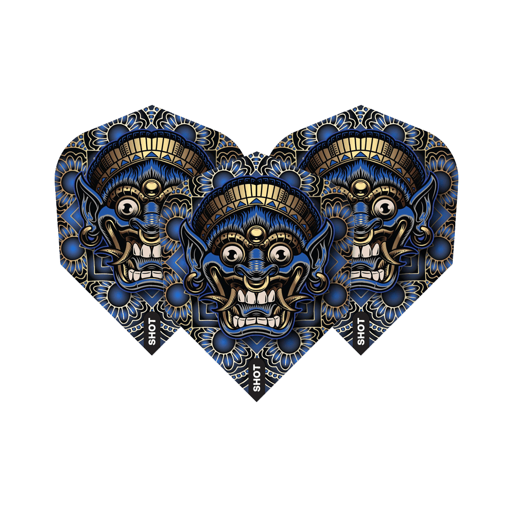 Vols d'armes tribales Shot Java n°6 Das Bild zeigt drei Dartflights mit einem auffälligen, tribal-inspirierten Maskendesign in Blau, Schwarz und Gold. Auf jedem Flight steht am Rand das Wort „SHOT“.