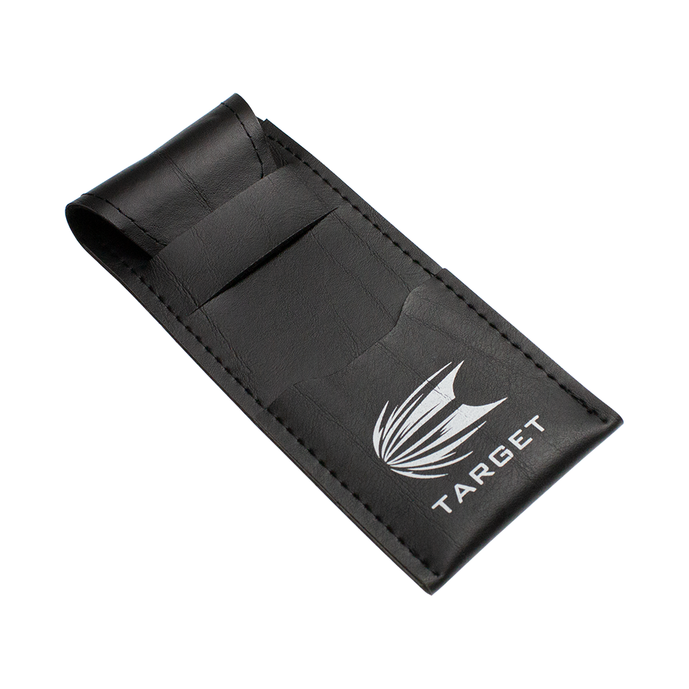 Target_WalletEhsukXISpTUvN Das Bild zeigt ein schwarzes Etui mit dem weißen Target-Logo darauf. Es dient zur Aufbewahrung der Target Gabriel Clemens 80% Steeldarts.