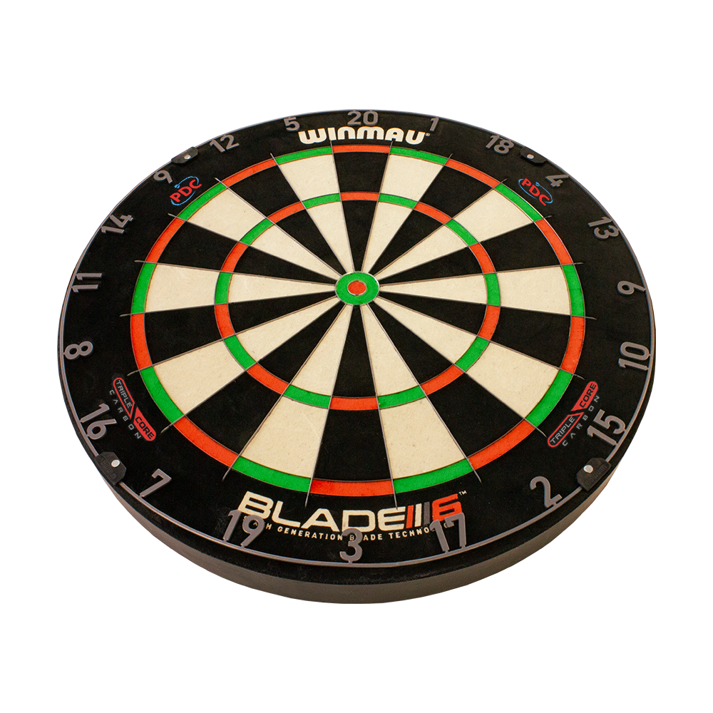 3032_Winmau_Blade_6_TripleCore_Steeldartboard_2_PDC Das Bild zeigt das Winmau Blade 6 TripleCore Steeldartboard. Die Dartscheibe hat ein klassisches Design mit schwarzen, weißen, roten und grünen Segmenten.
