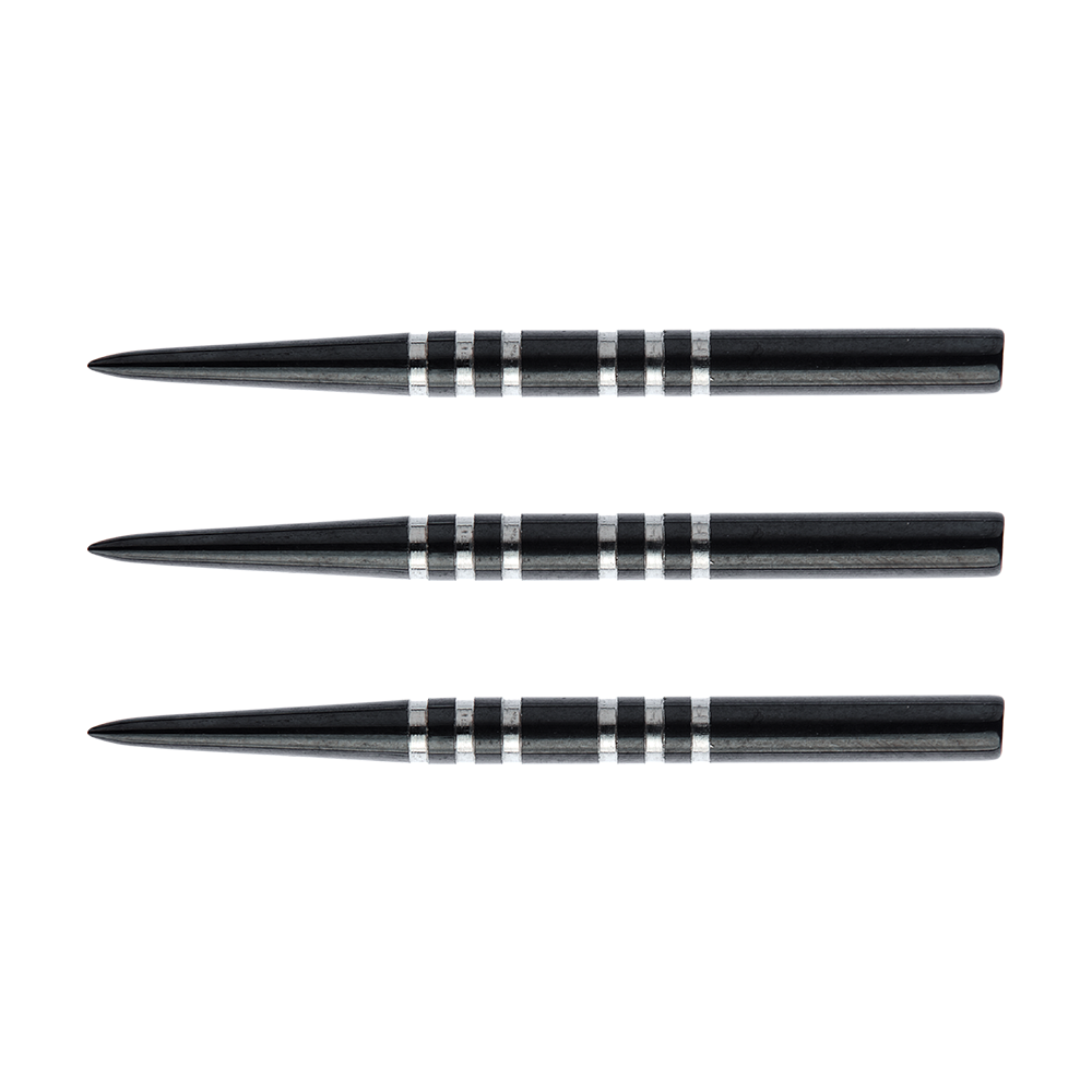 8375_Winmau_Re-Grooved_Steeldart_Spitzen_32mm_1 Das Bild zeigt drei schwarze Steeldart-Spitzen mit silbernen Rillen. Die Spitzen sind nebeneinander angeordnet und gehören zum Produkt "Winmau Re-Grooved Steeldart Spitzen".