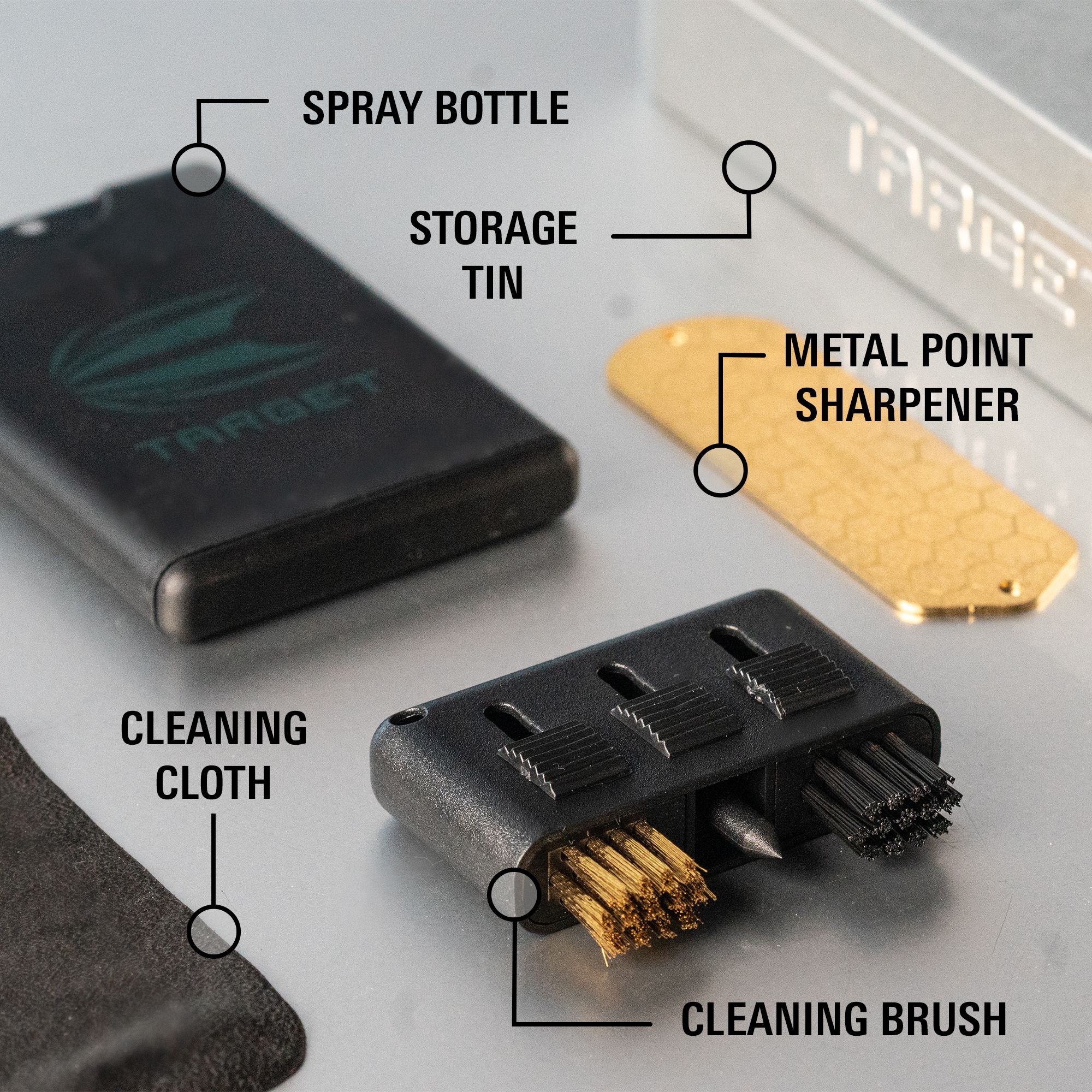 Das Bild zeigt das Target Dart Servicing Kit. Es beinhaltet praktische Utensilien für Dartspieler.
