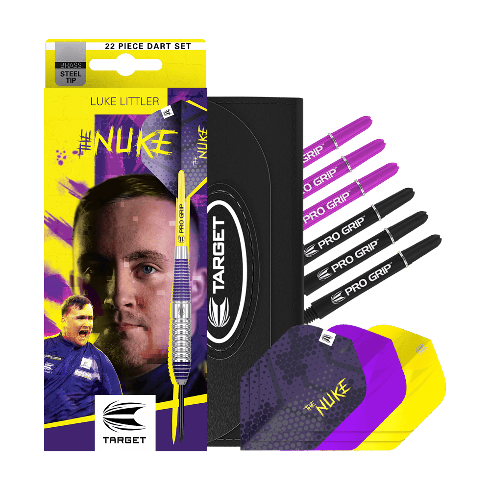 Fléchettes en acier Target Luke Littler en laiton - 22 g Das Bild zeigt das Produkt "Target Luke Littler Brass Steeldarts - 22g" mit buntem Verpackungsdesign. Im Set sind verschiedene Dartflights, Schäfte und eine praktische Aufbewahrungstasche enthalten.