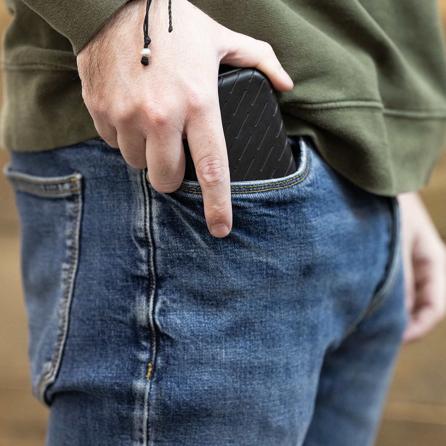 Étui à fléchettes Harrows Slimcase Eine Darttasche aus dunklem Material wird liegend präsentiert. Die feine Oberflächenstruktur ist gut erkennbar.