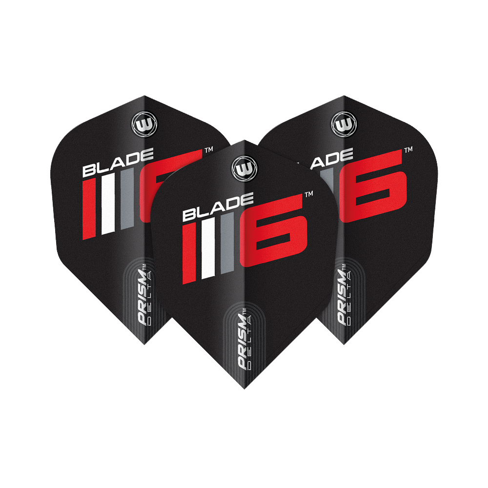 Volets Winmau Prism Delta Blade 6 n°6 Das Bild zeigt drei schwarze Dart-Flights mit der Aufschrift „BLADE 6“ in Rot und Weiß. Unten auf den Flights steht „PRISM DELTA“.