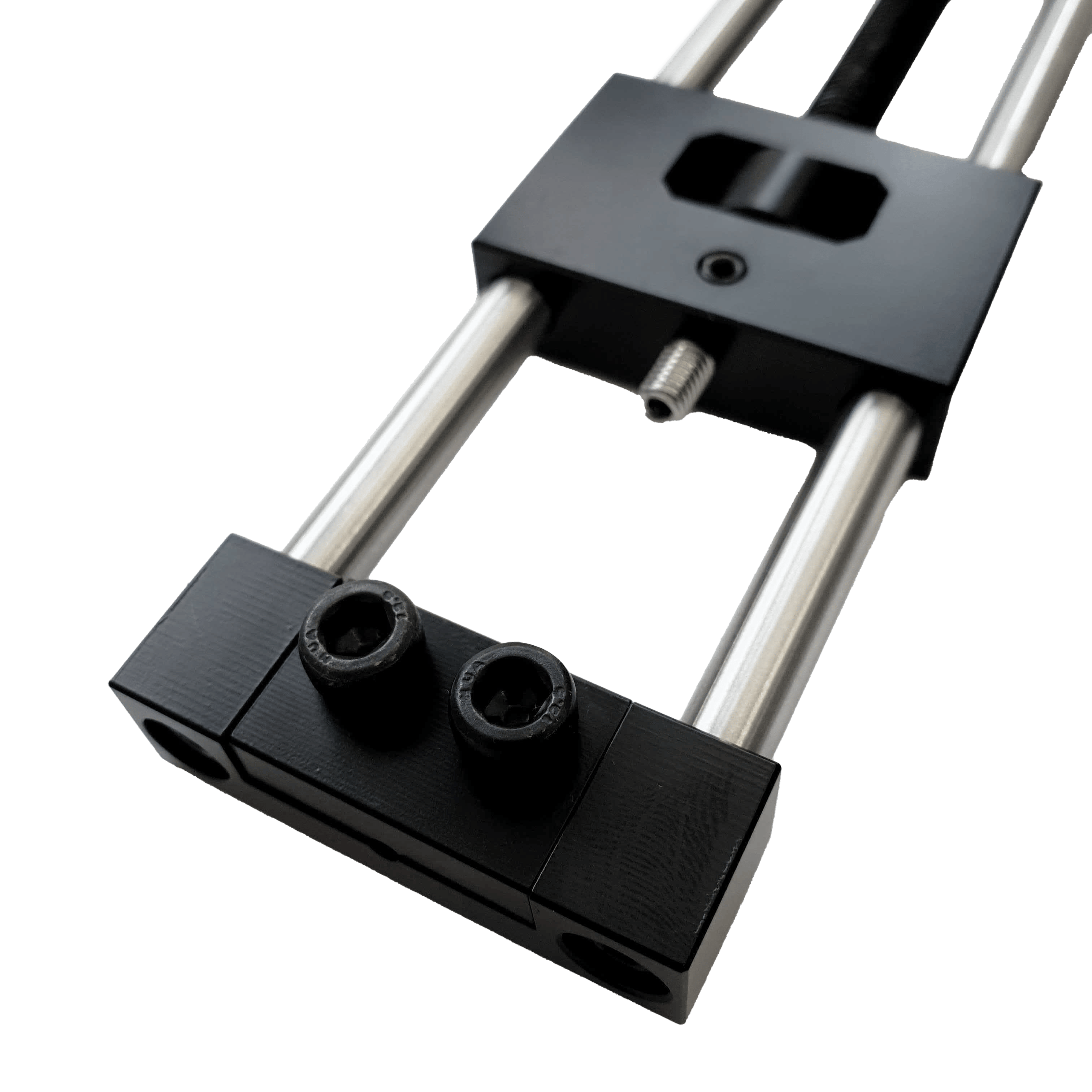 McDart Repointer Pro Das Bild zeigt das Produkt "McDart Repointer Pro" mit einem robusten Metall- und Kunststoffaufbau. Es besteht aus zwei parallel verlaufenden Stangen und mehreren verschraubten Elementen.