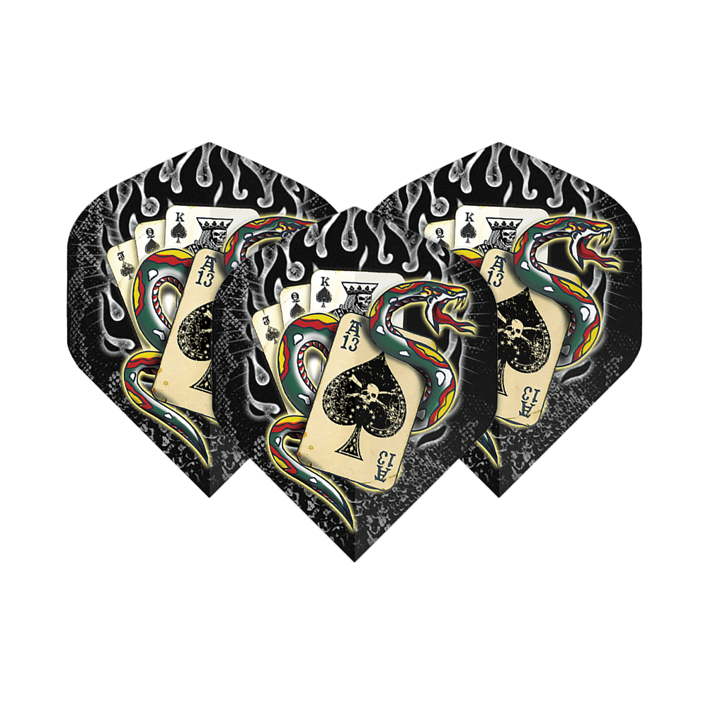 Alchimie Serpent de Pique n°2 Vols Standard Das Bild zeigt drei Dartflights mit einem auffälligen Design. Auf den Flights sind Spielkarten, eine bunte Schlange und Flammen abgebildet.